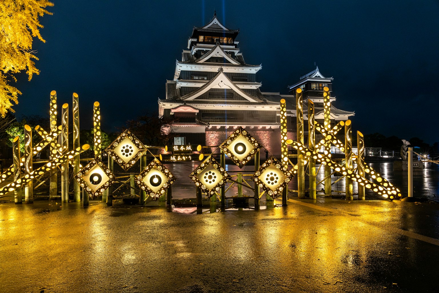 夜間照亮的美麗城堡與裝飾性入口