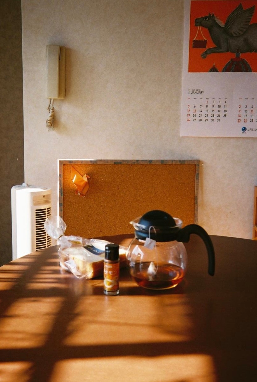 木桌上摆放的咖啡器具与饮品