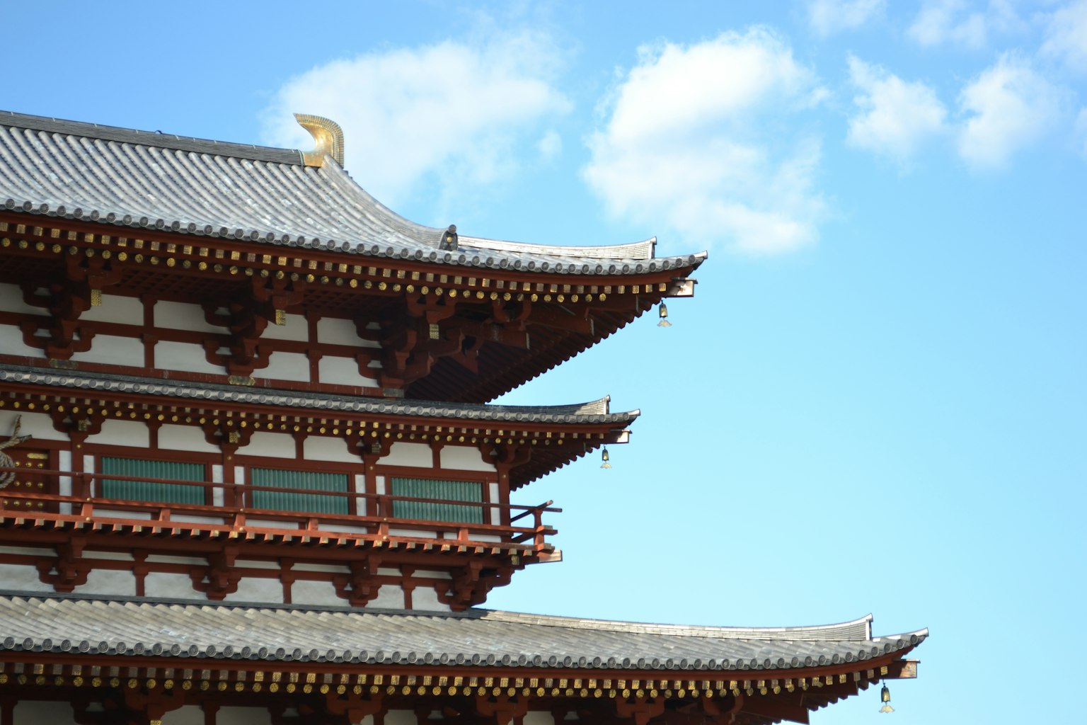 Dach eines traditionellen japanischen Gebäudes unter blauem Himmel