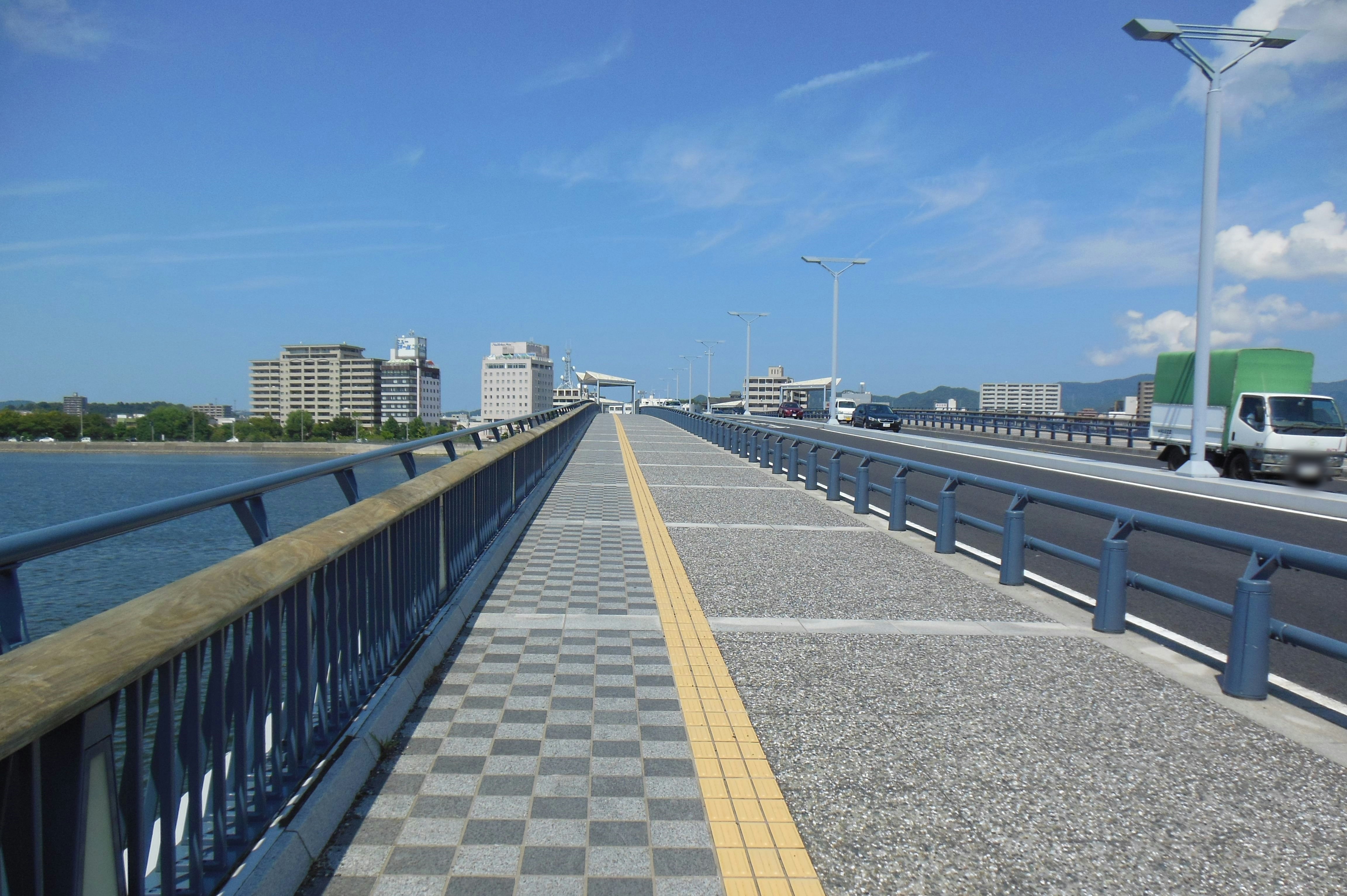 passeggiata sul fiume e vista del ponte sotto cielo azzurro