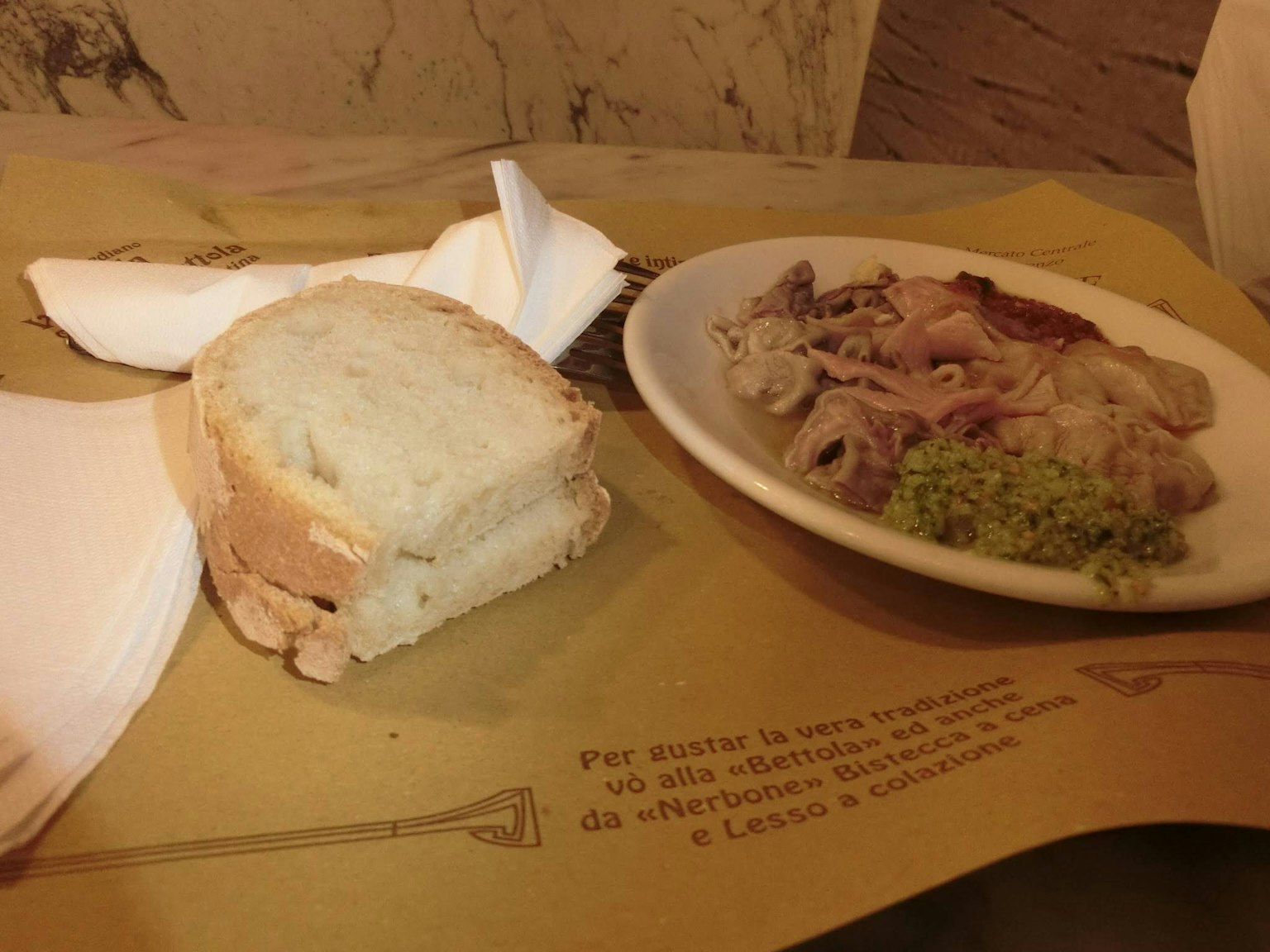 桌上的白麵包和一盤食物