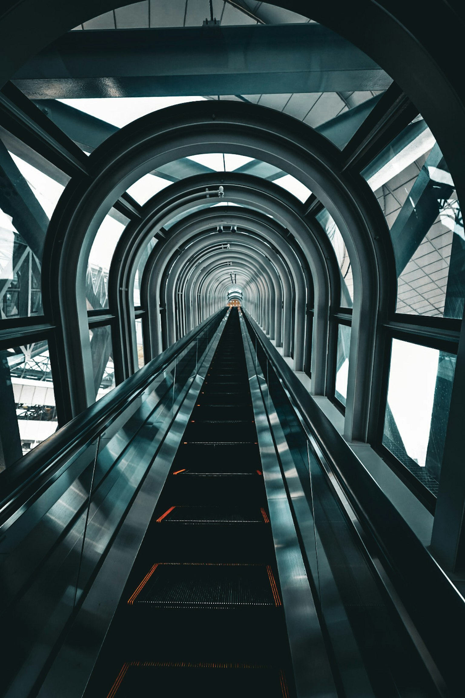 Futuristischer Rolltreppentunnel mit schlanker Architektur