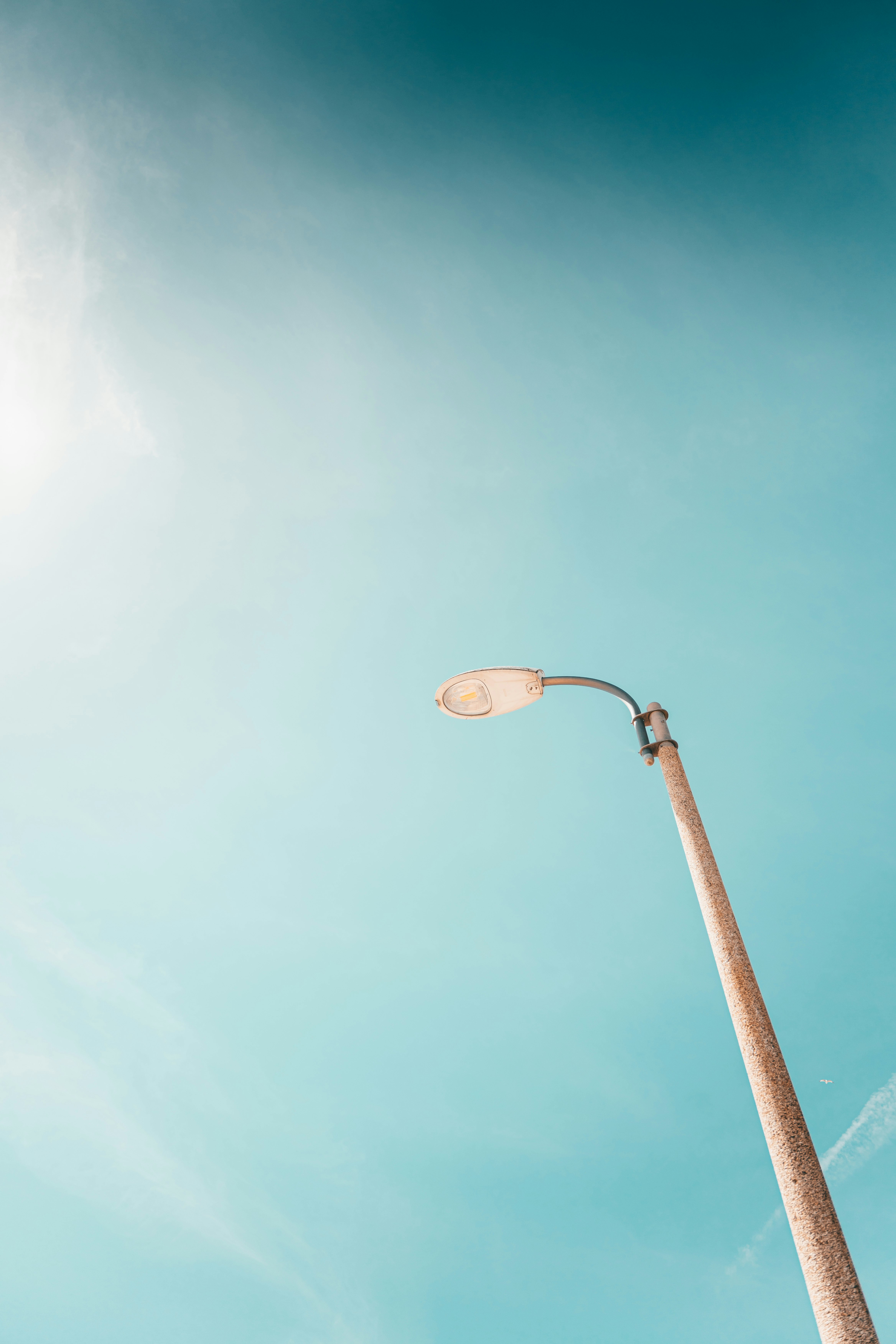 Spitze einer Straßenlaterne vor blauem Himmel