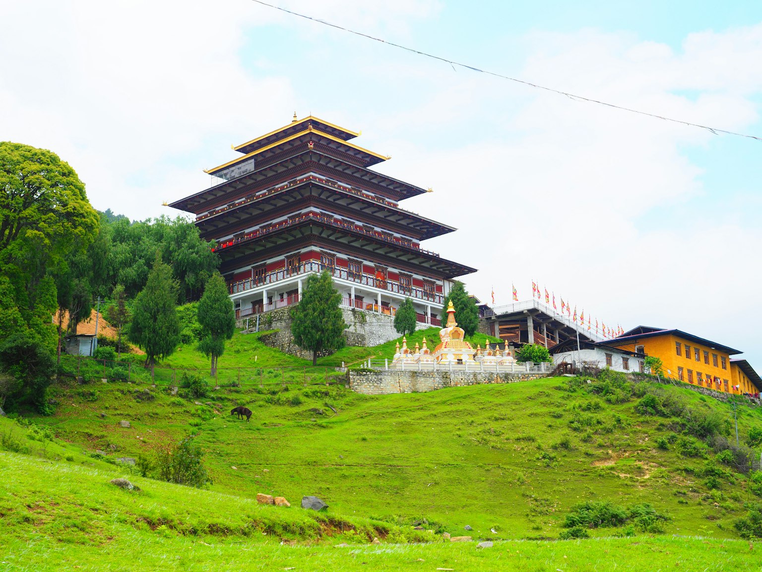 綠色山丘上的美麗建築和藍天
