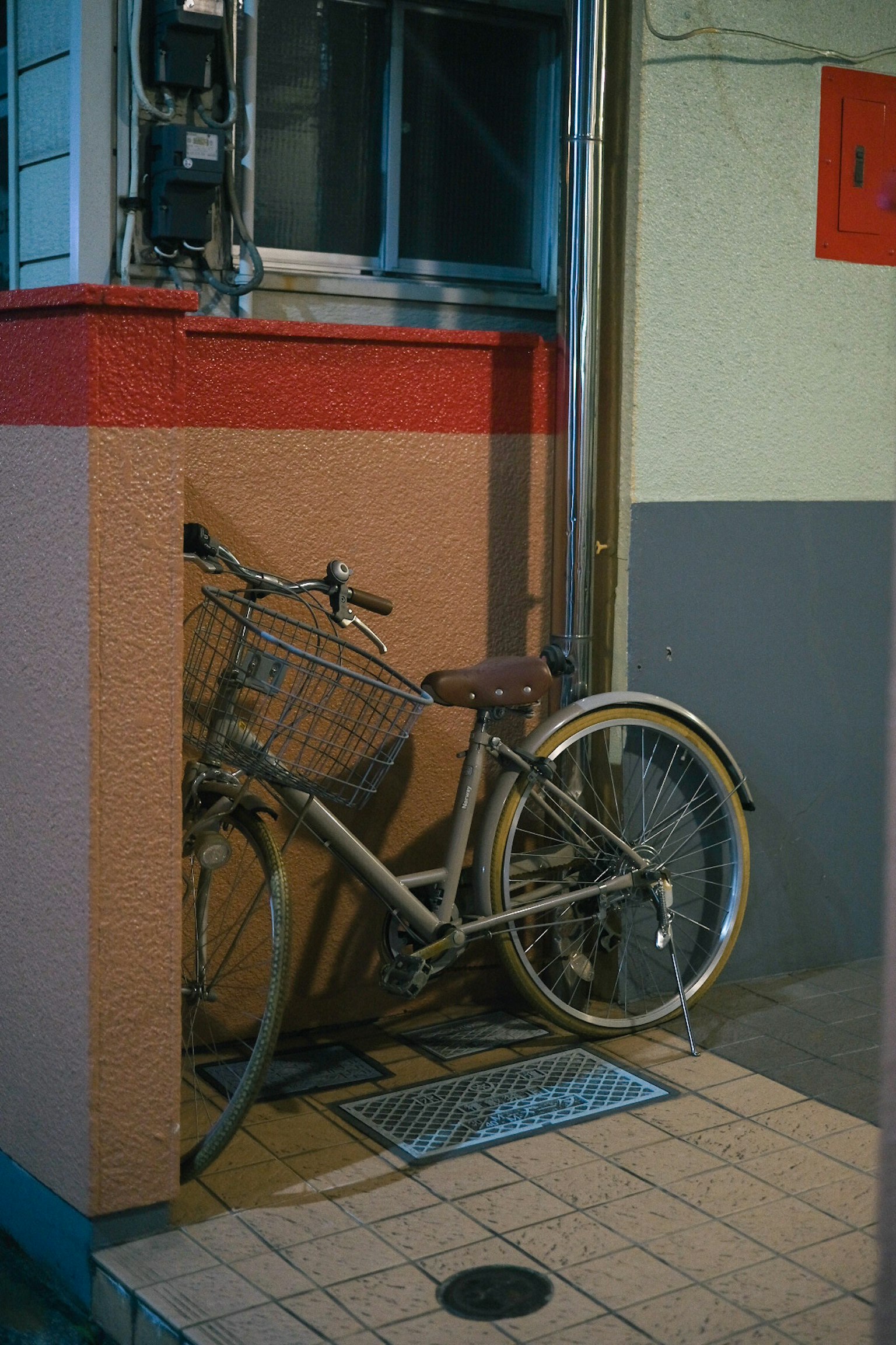 狭い路地に置かれた古い自転車とカラフルな壁