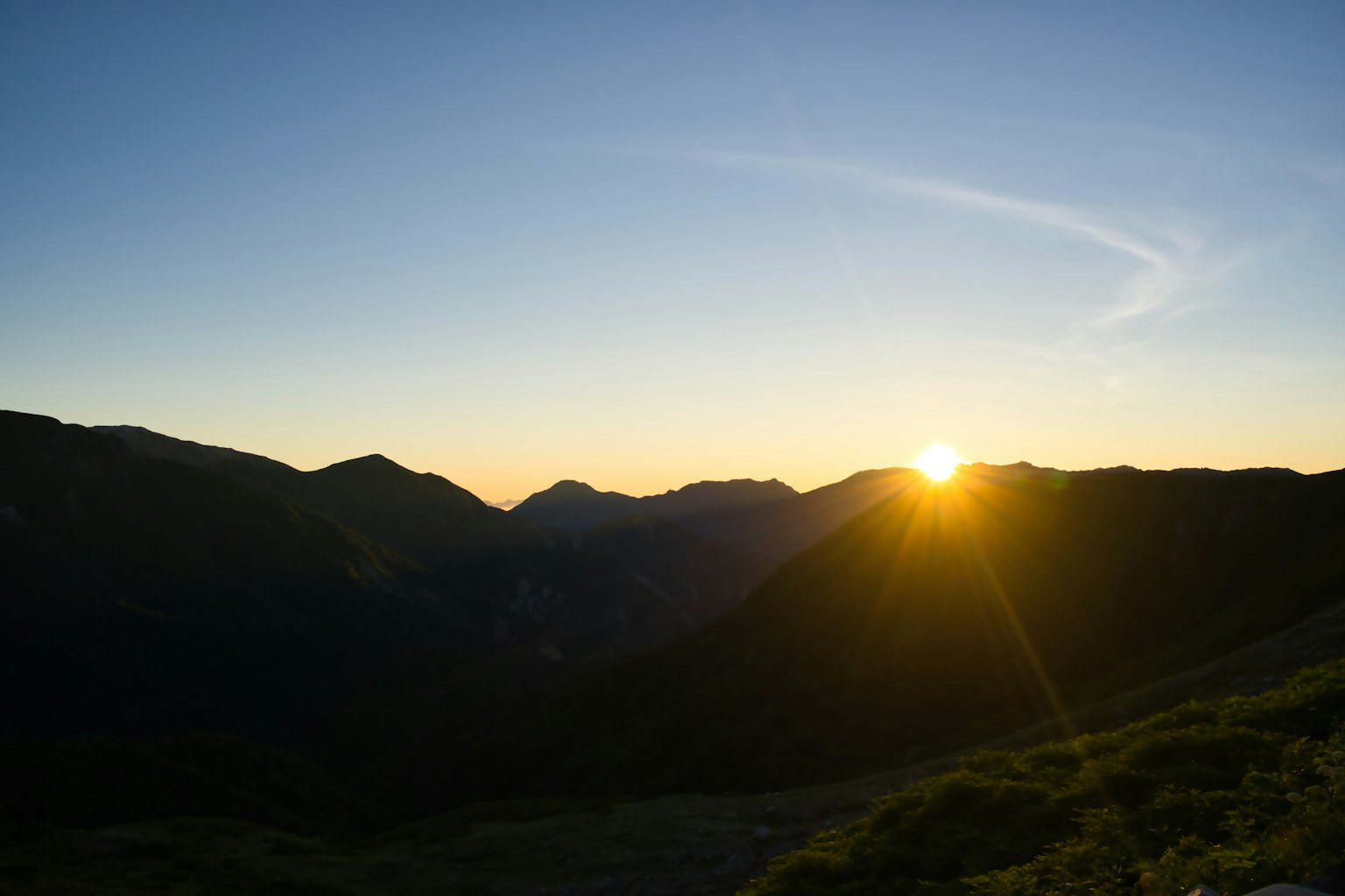 Sonnenaufgang über Bergen mit klarem blauen Himmel
