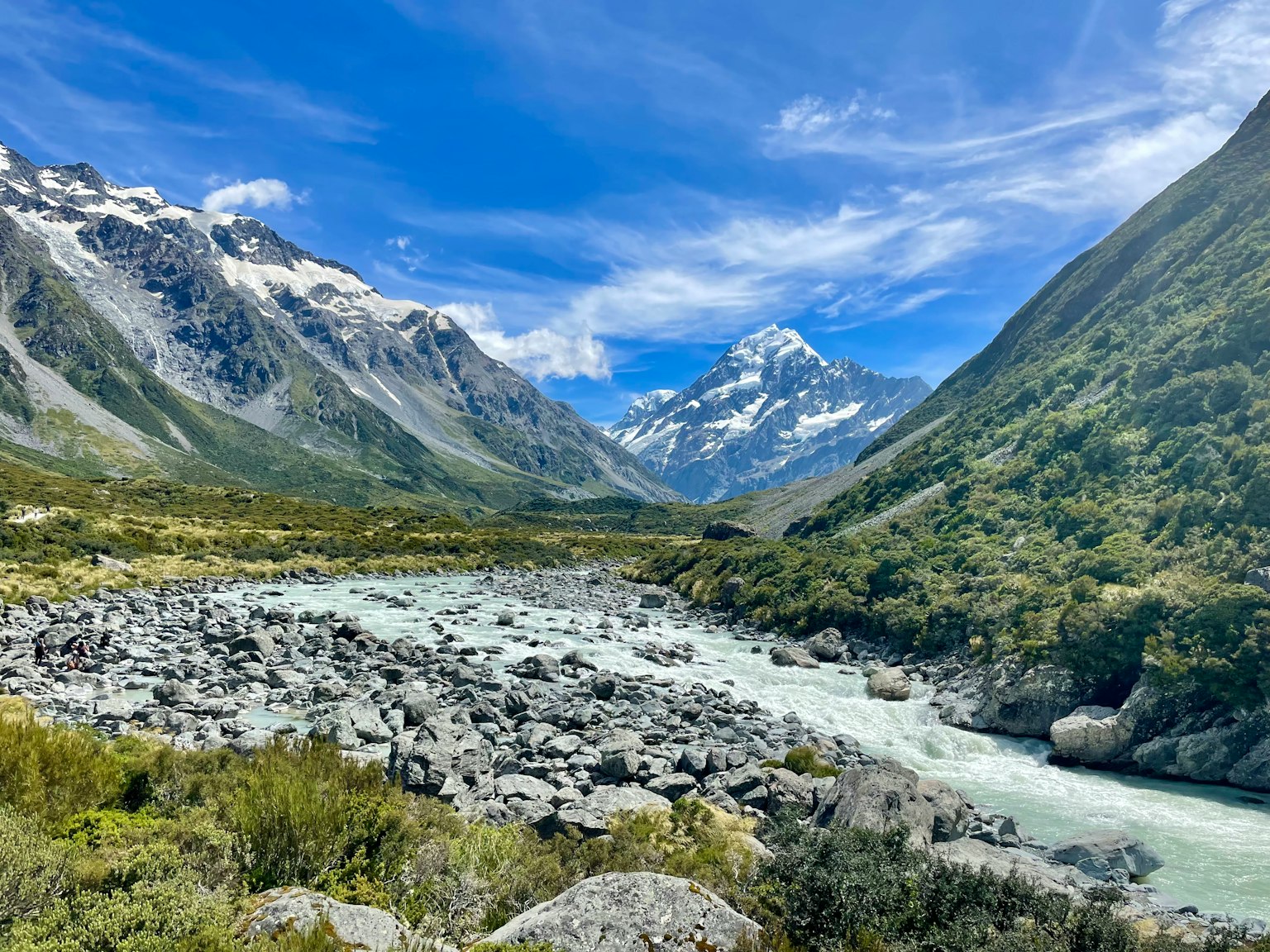 美丽的山脉和河流景观，蓝天和白云