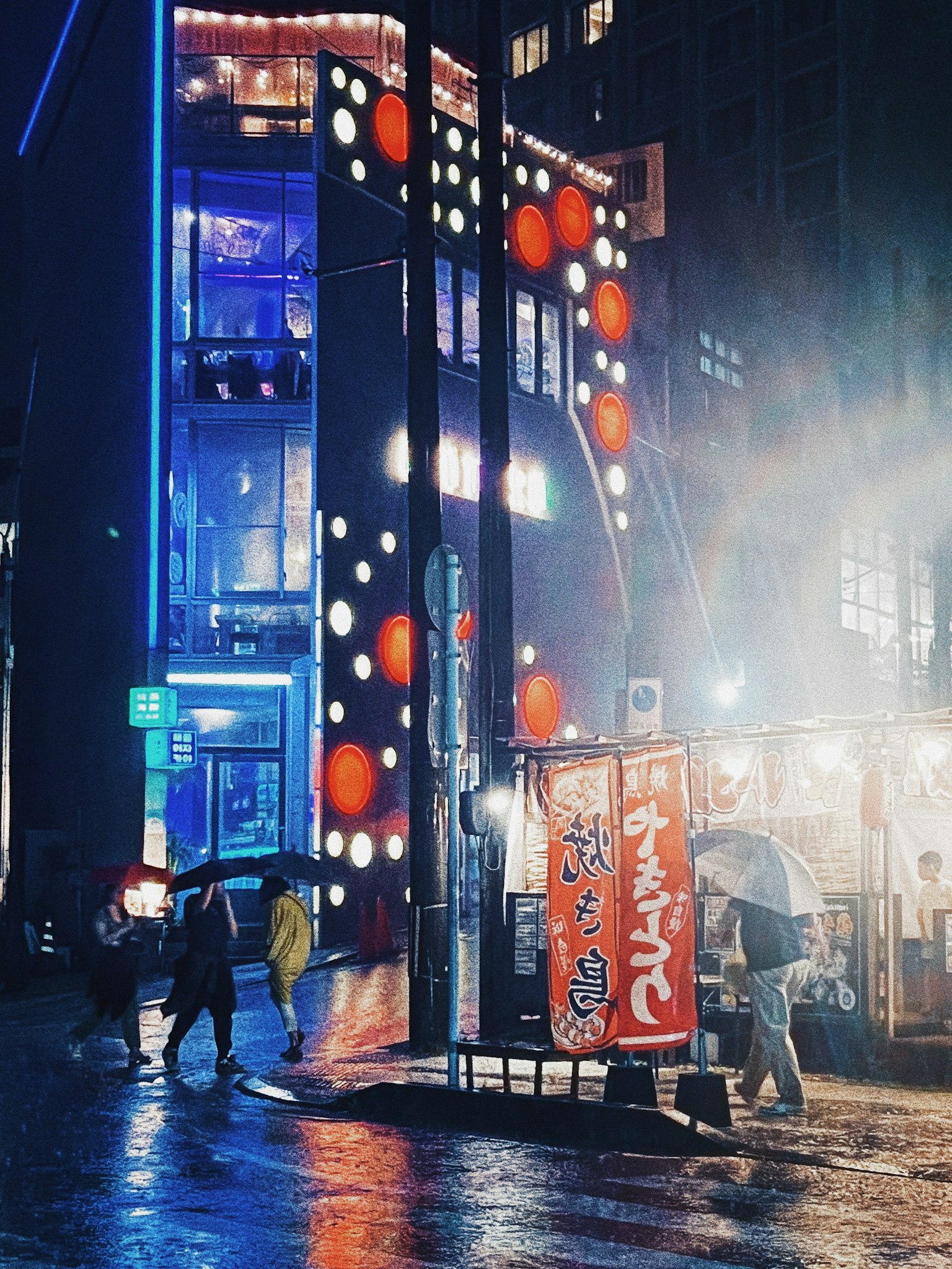 城市景观，霓虹灯招牌闪烁，行人在雨中行走