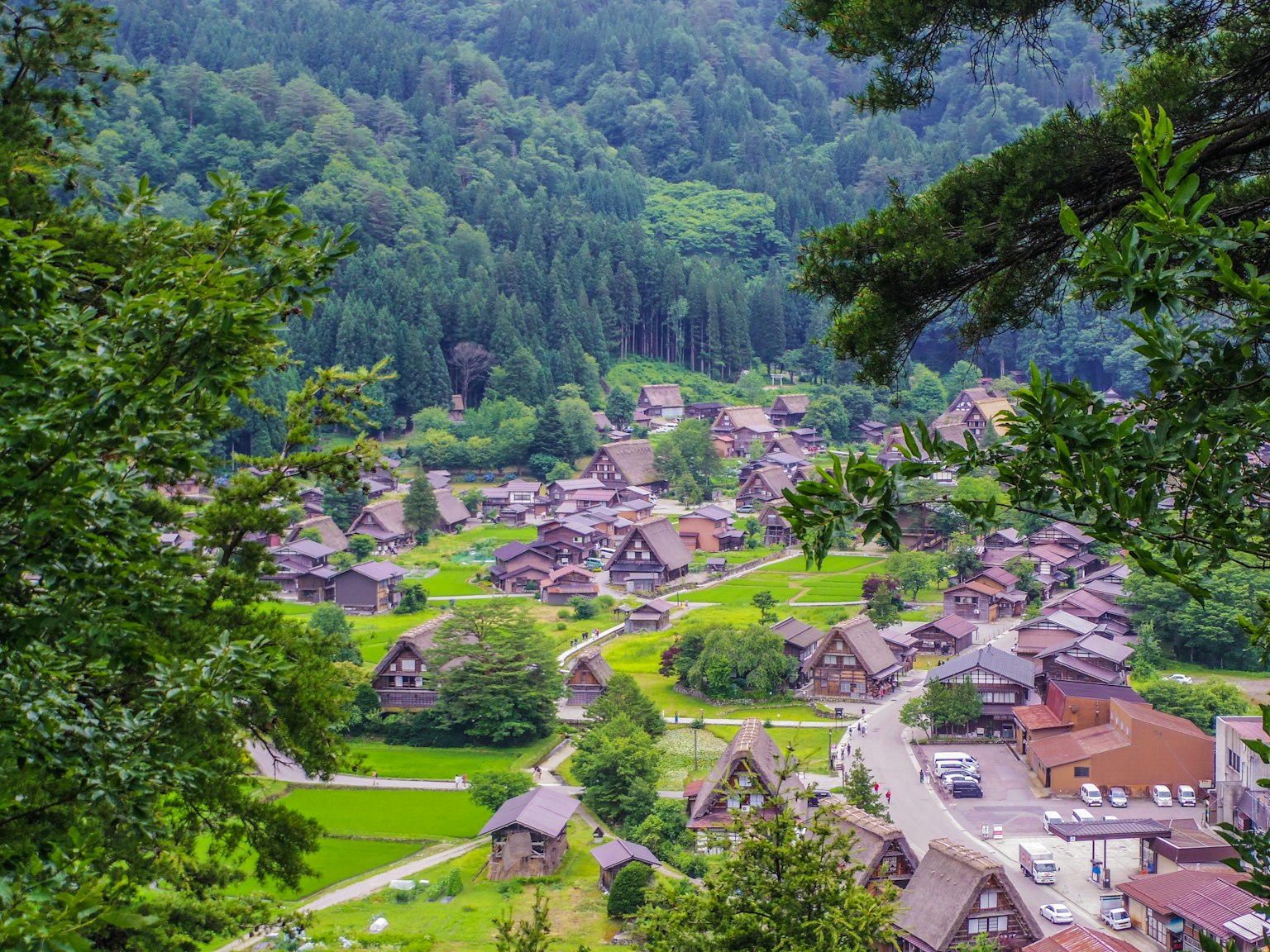 Vue pittoresque d'un village traditionnel gassho-zukuri entouré de montagnes