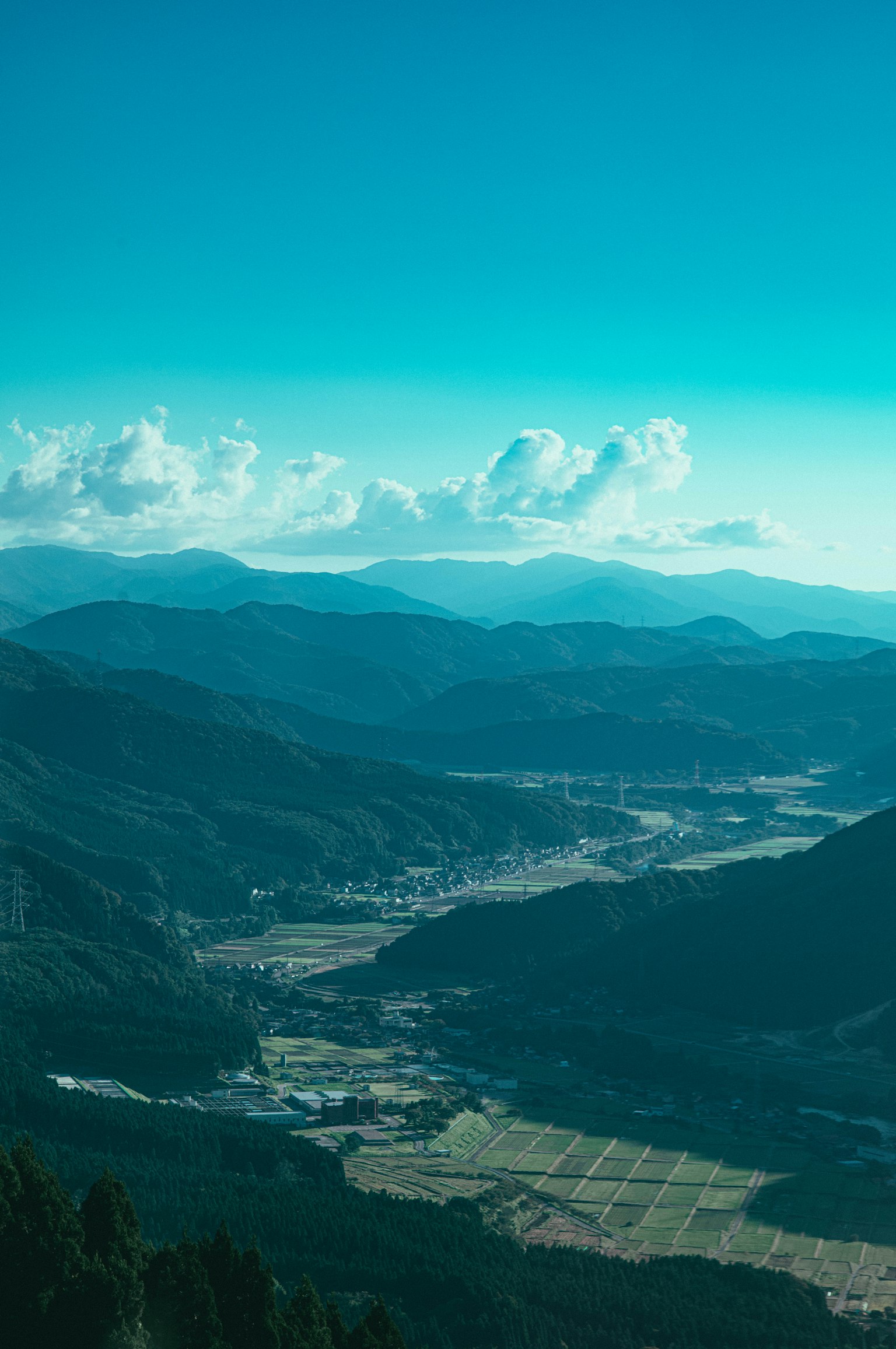 壯麗的山景與藍天和白雲