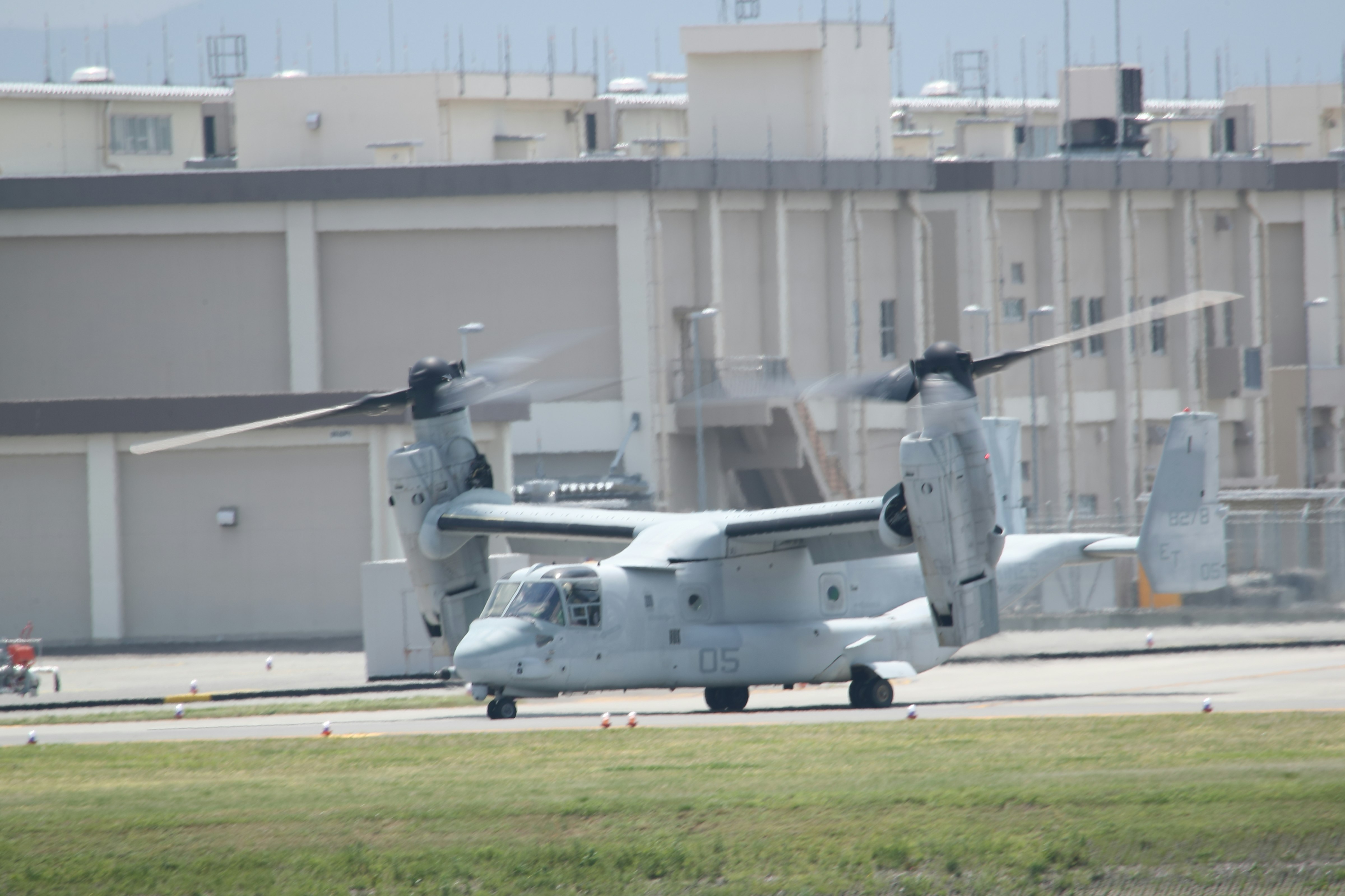 aereo da trasporto militare in movimento sulla pista