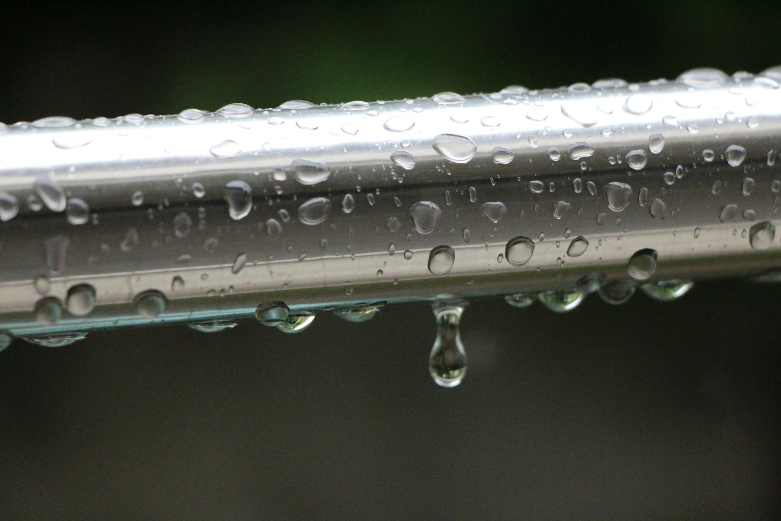 Gouttes d'eau sur une surface métallique avec un flou d'arrière-plan