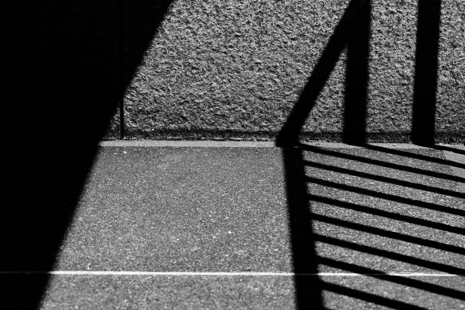 黑白陰影在混凝土地面和牆壁上交錯