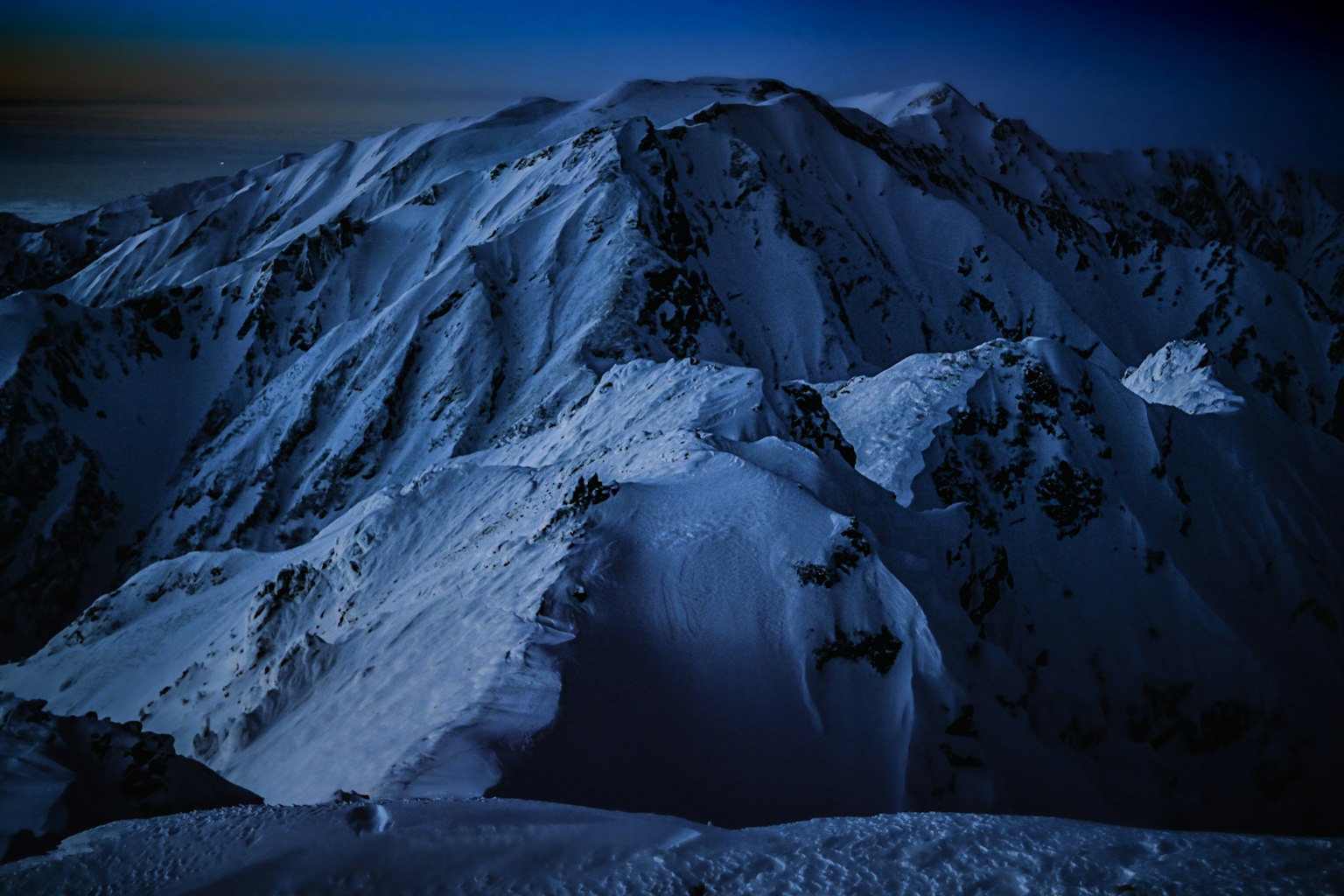 夜間的雪山景觀