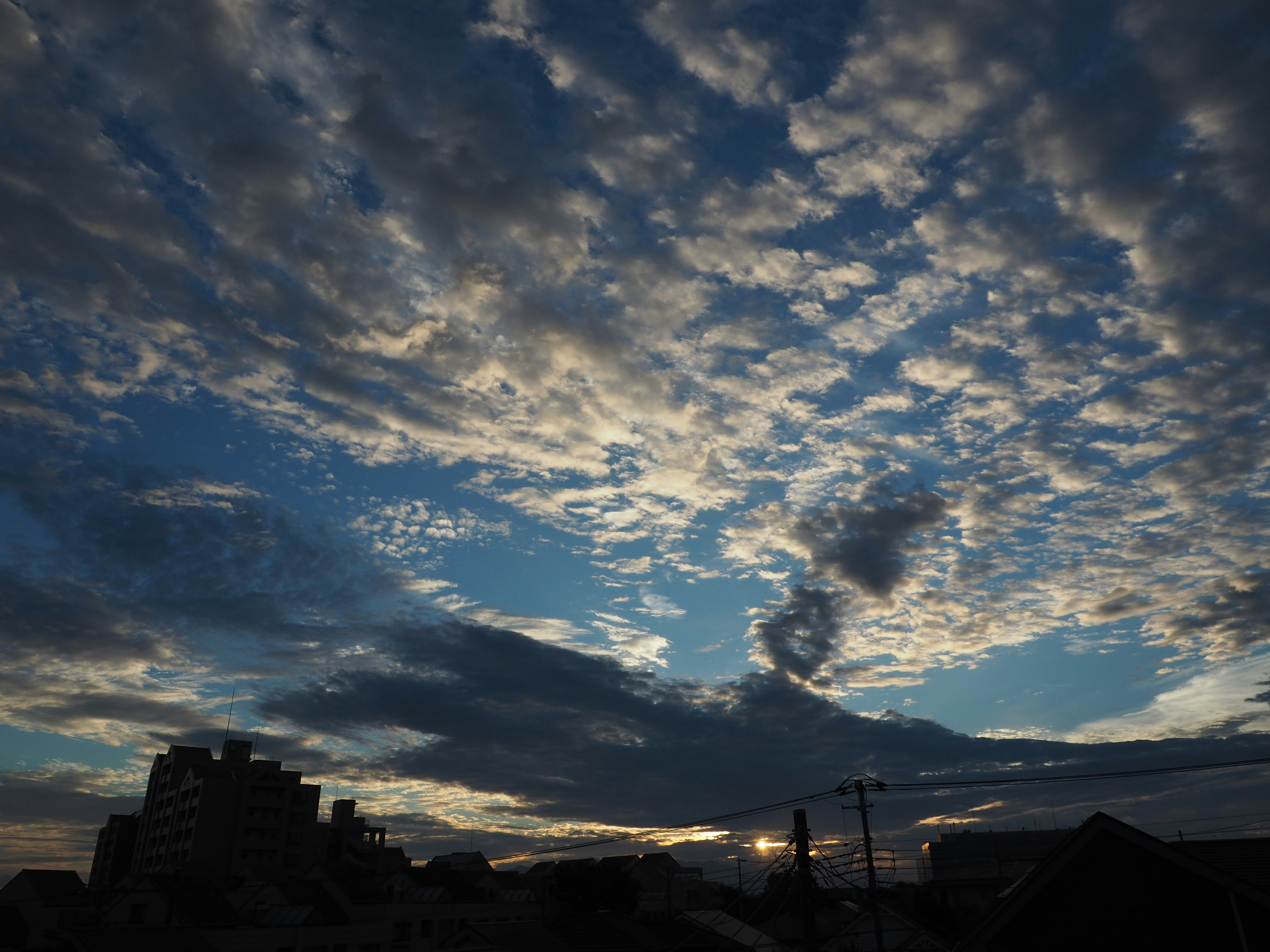 夕暮れの空に広がる雲と街並み