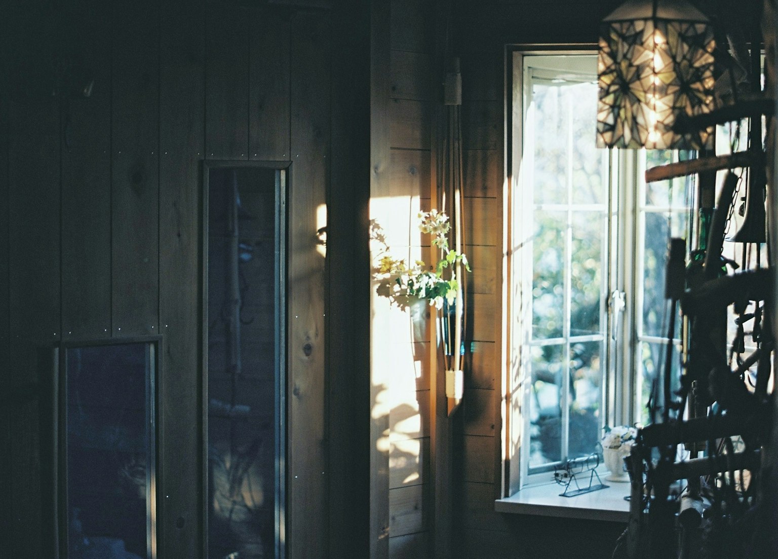 Foto interna con pareti in legno e luce naturale dalla finestra