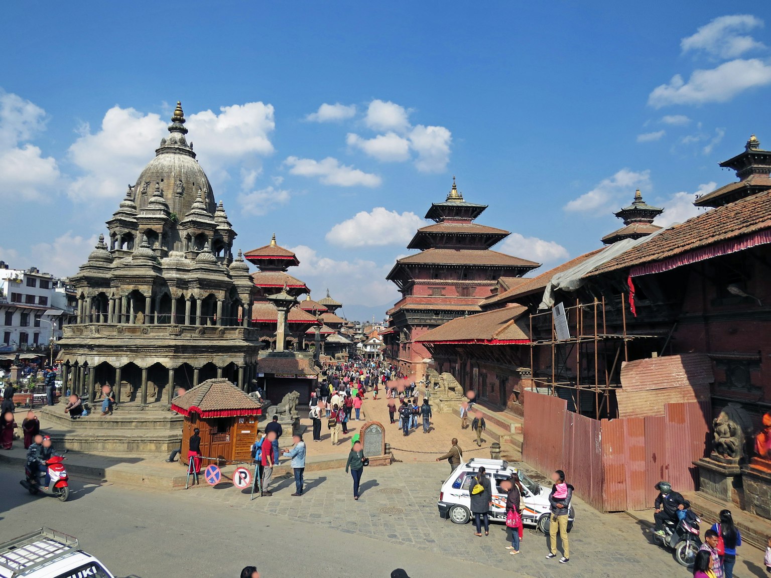 Blick auf den Durbar-Platz in Kathmandu mit historischer Architektur und lebhaften Menschenmengen