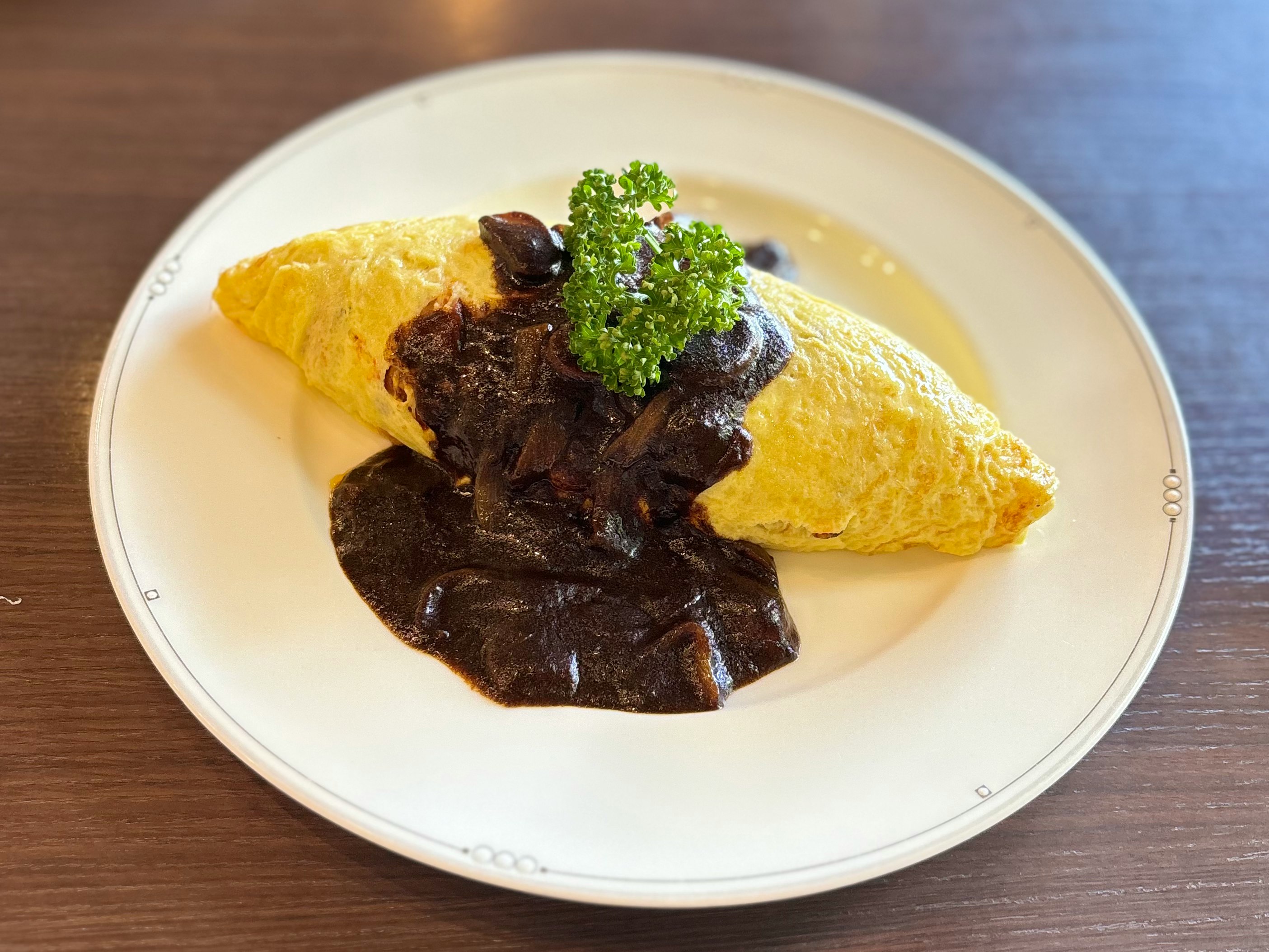 Frittata con salsa demi-glace su un tavolo di legno