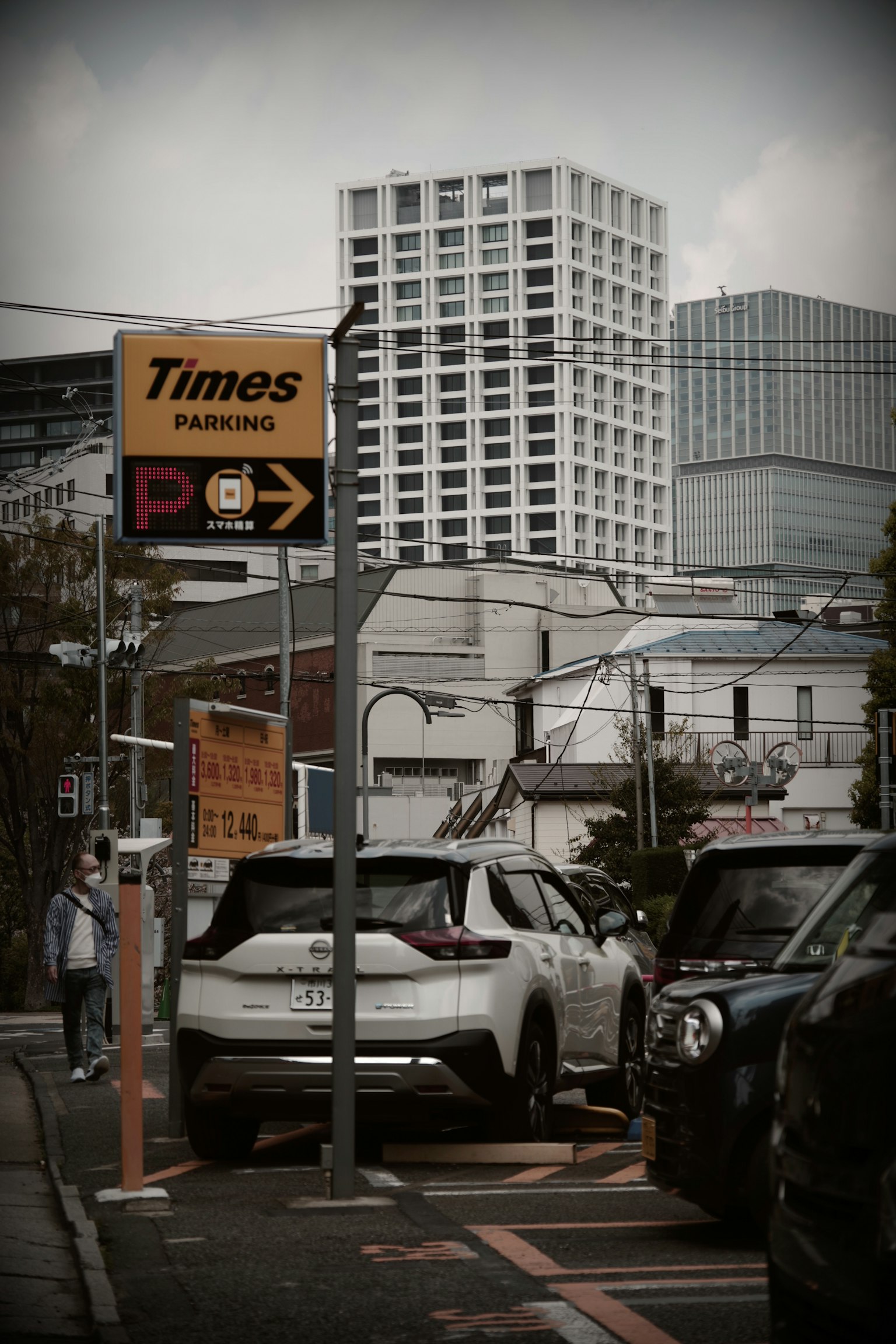 Vista de la calle de la ciudad con un letrero de estacionamiento Times y edificios circundantes