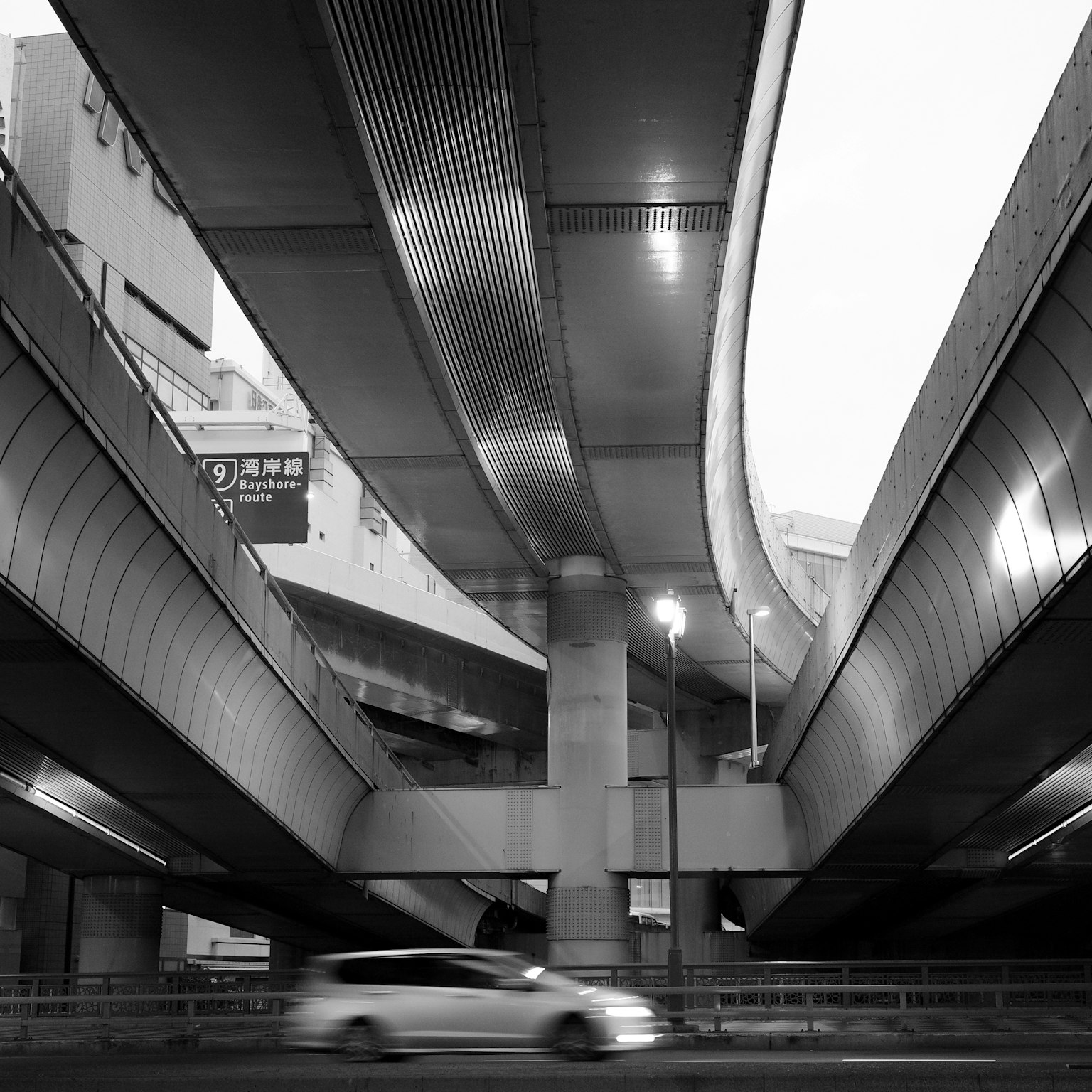 Scenario urbano in bianco e nero con autostrade curve e strutture che si intersecano