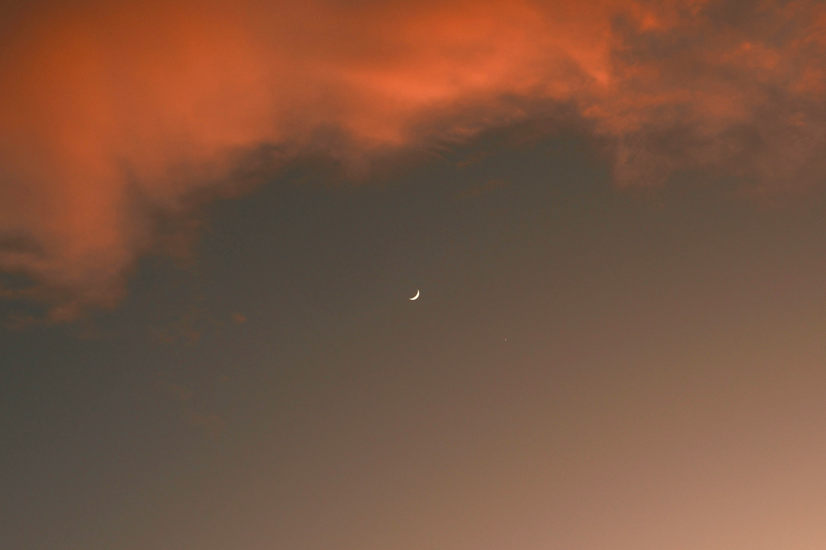 夕焼けの空に浮かぶ月と星