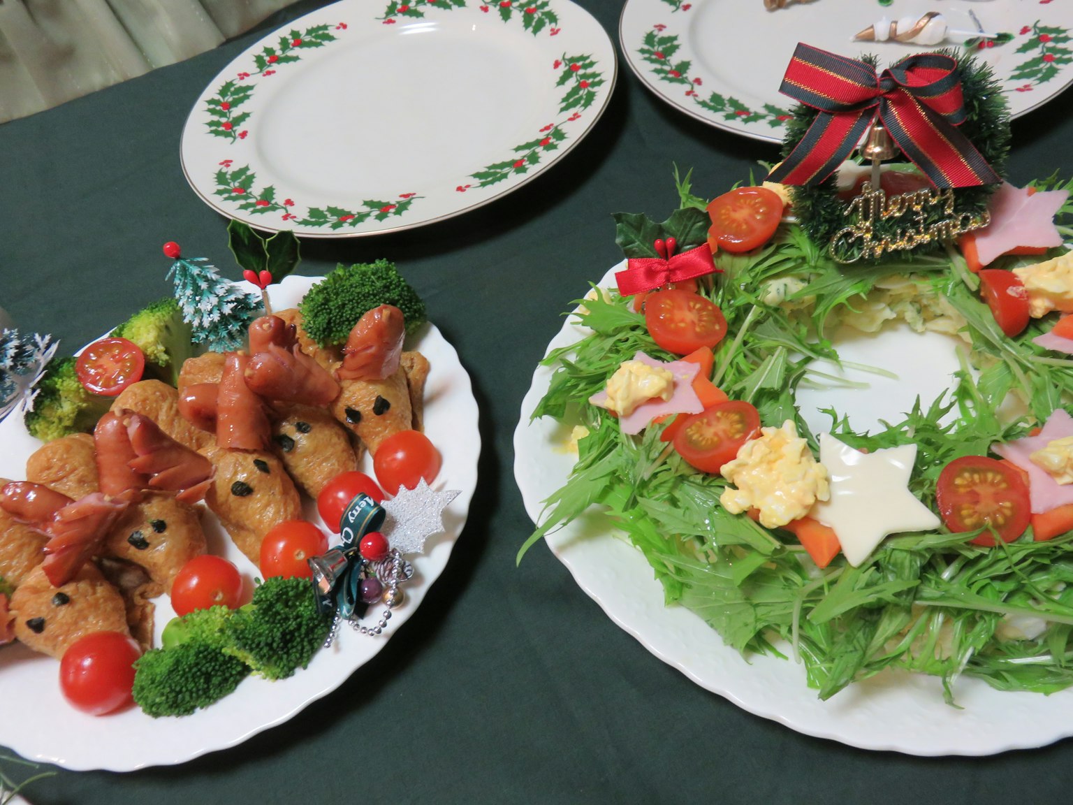 Piring makanan bertema Natal dengan sosis berbentuk rusa dan rangkaian salad