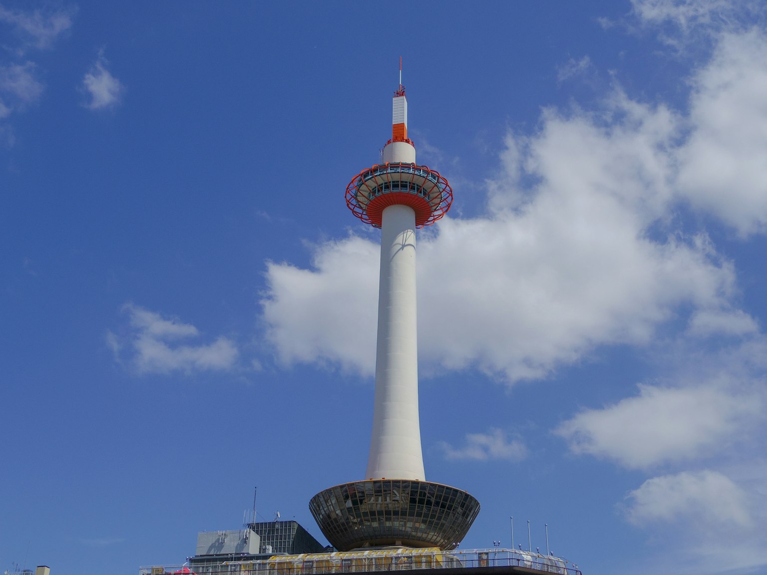 Torre de Kioto contra un cielo azul brillante