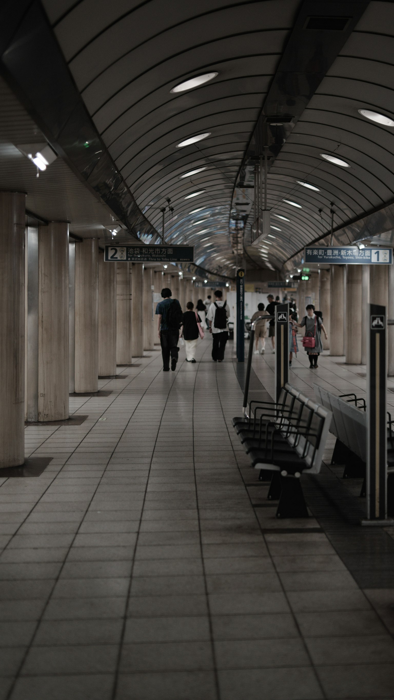 Lange U-Bahn-Station mit Menschen, die gehen
