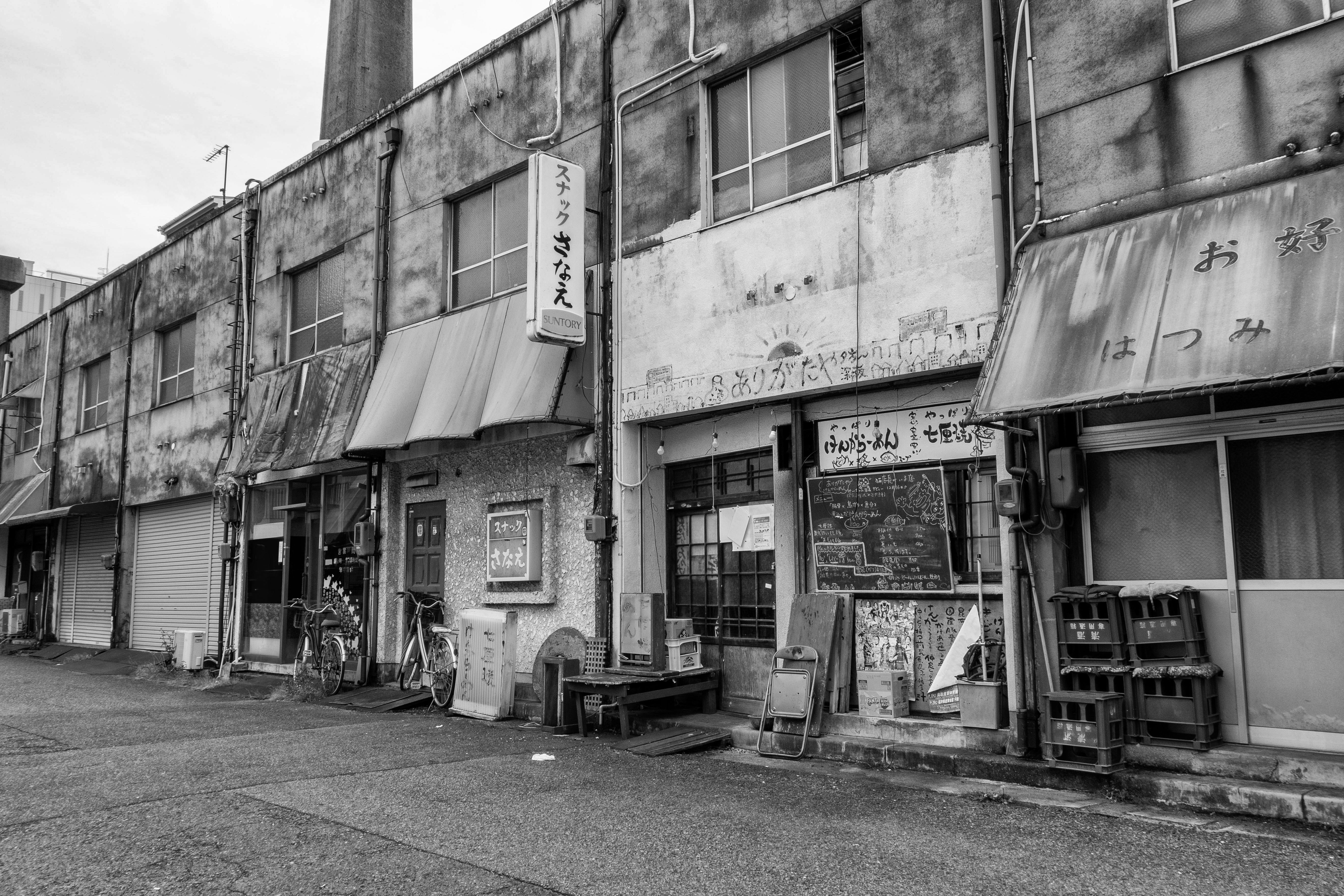 老舊商店街的店鋪外立面與招牌