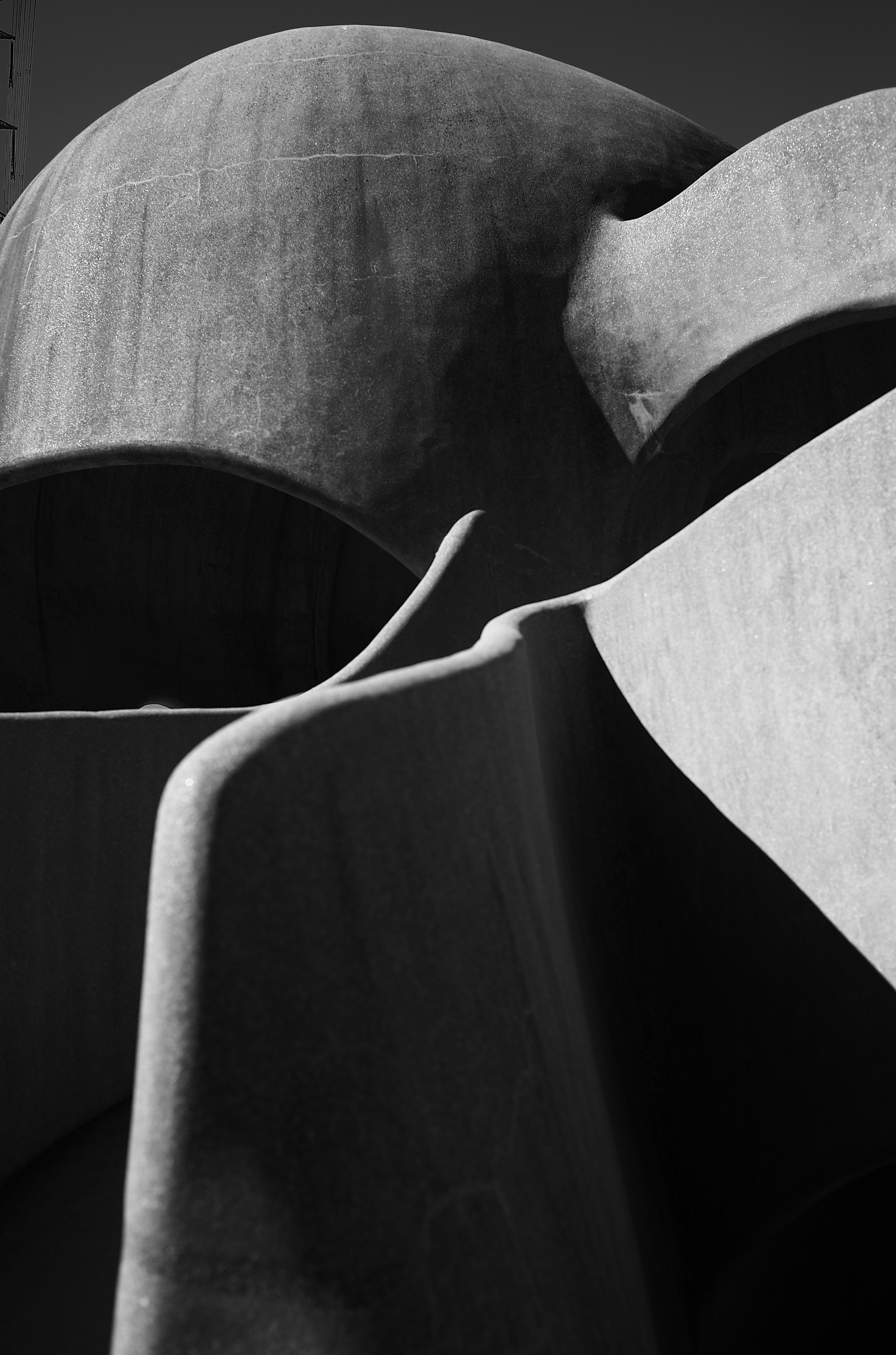 espacio abstracto monocromático con escultura curva y tubería blanca