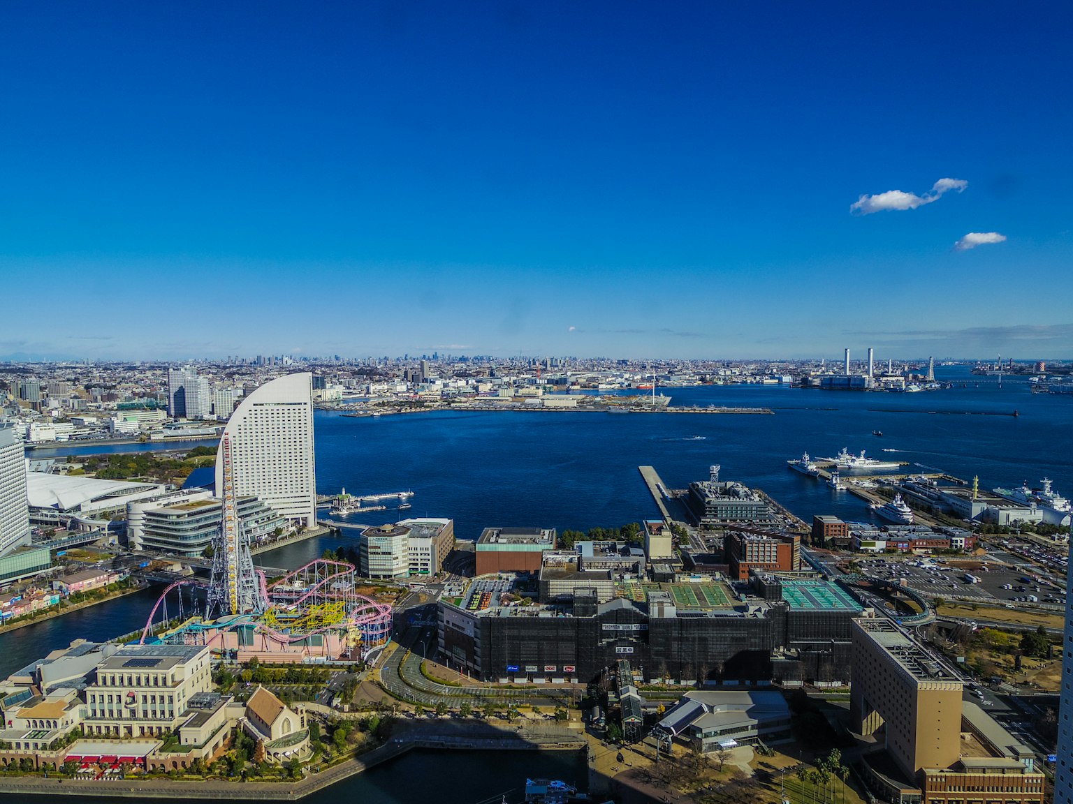 横滨海滨和城市风景的航拍图