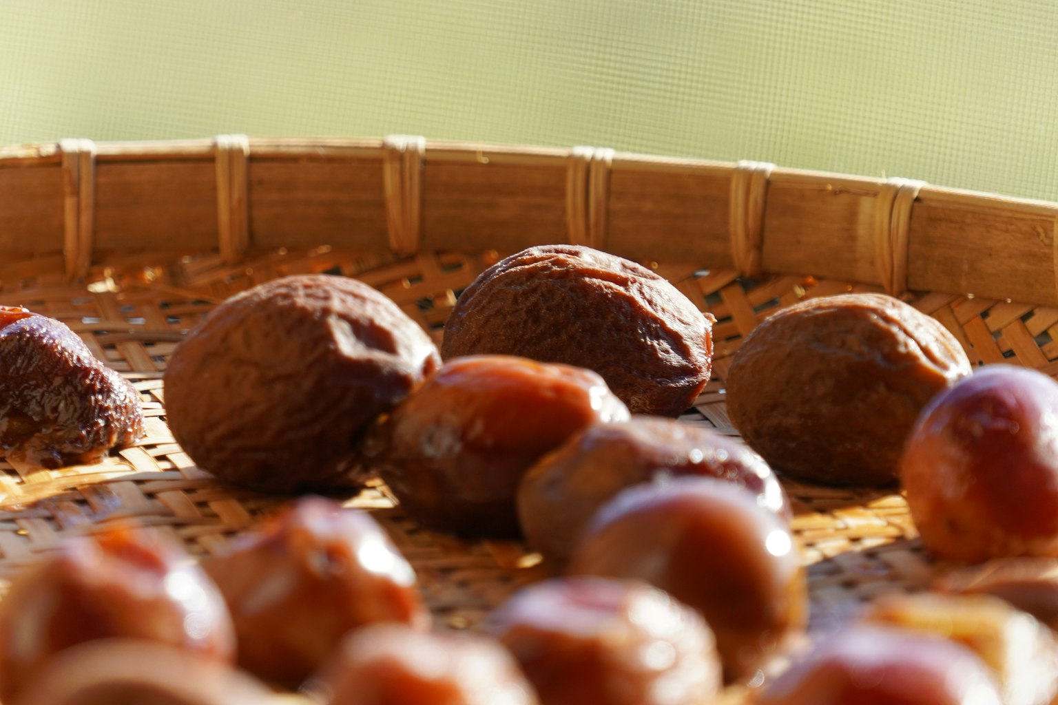 Close-up berbagai kacang yang disusun dalam keranjang