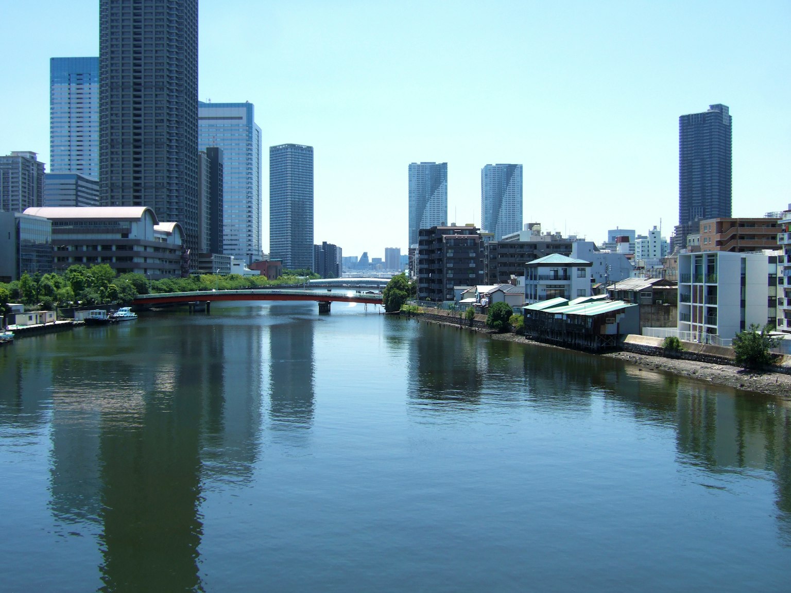 城市景观，河流与摩天大楼