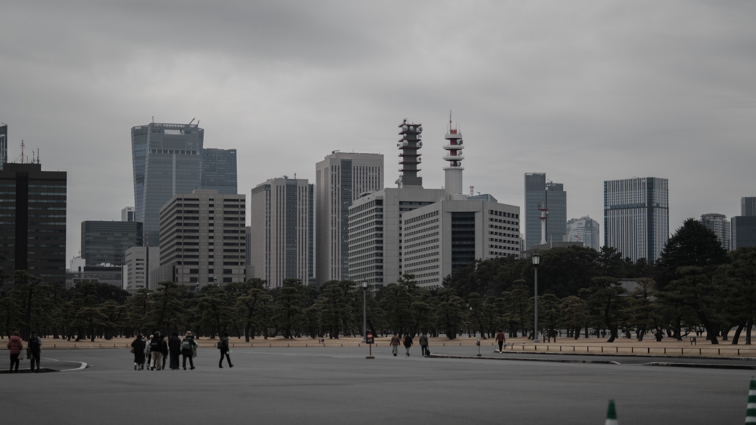 阴云密布的天空下的城市天际线 高楼大厦和人群