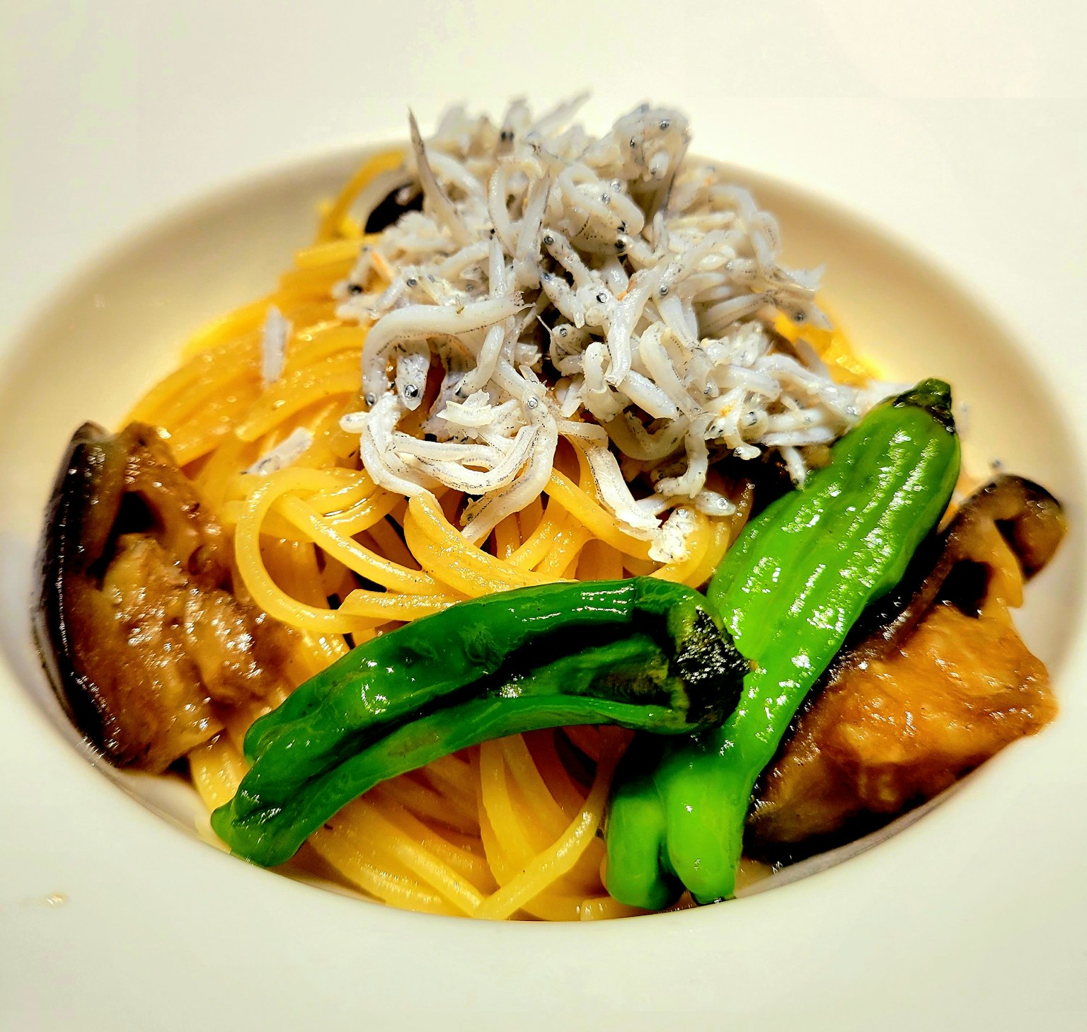 Spageti dengan ikan teri dan paprika hijau
