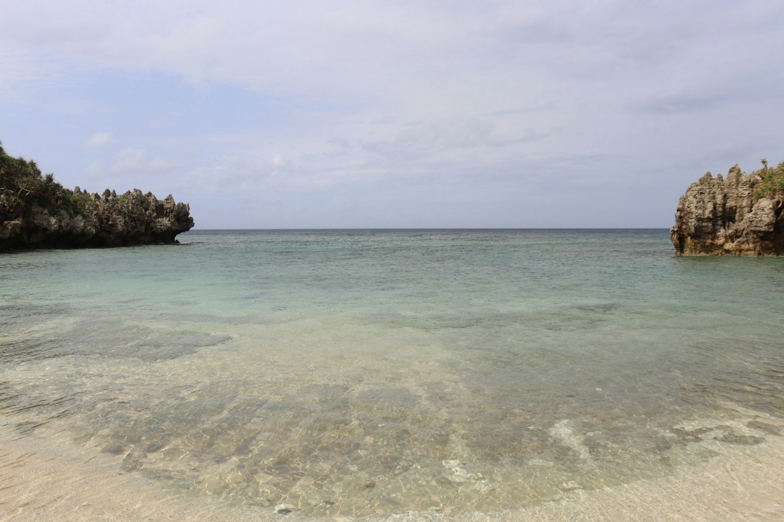 Scena di spiaggia tranquilla con acque calme e cielo blu