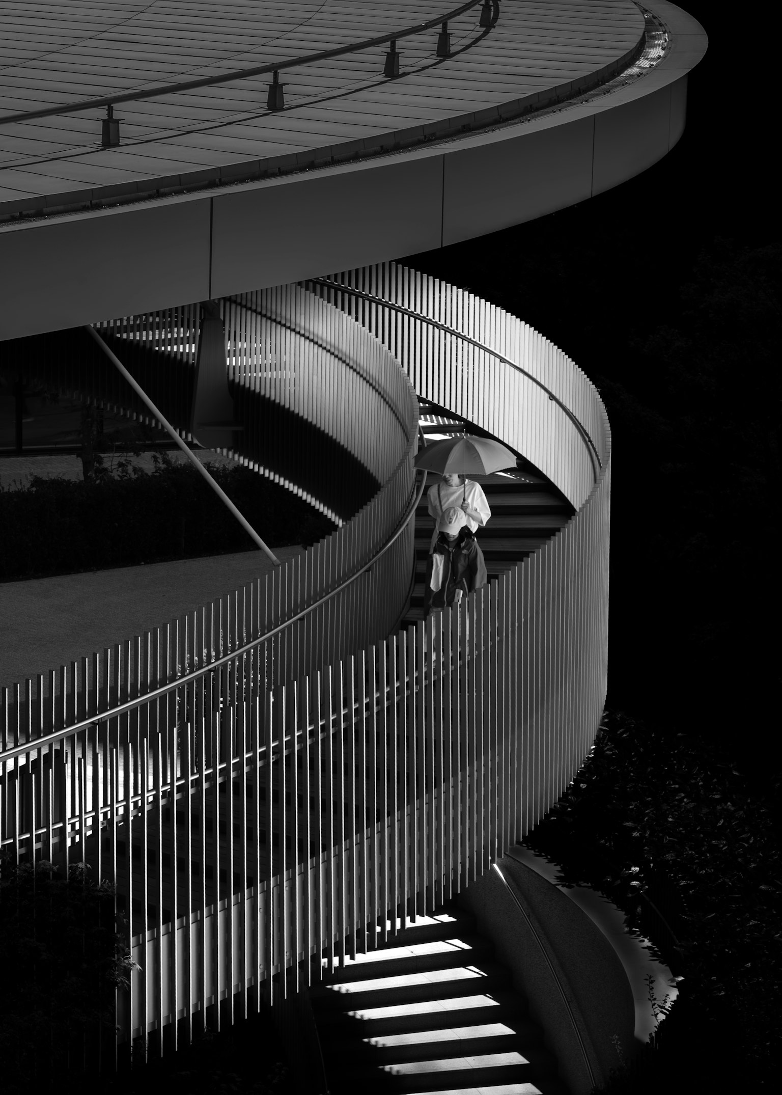 Bild mit einer modernen architektonischen Wendeltreppe und Geländer