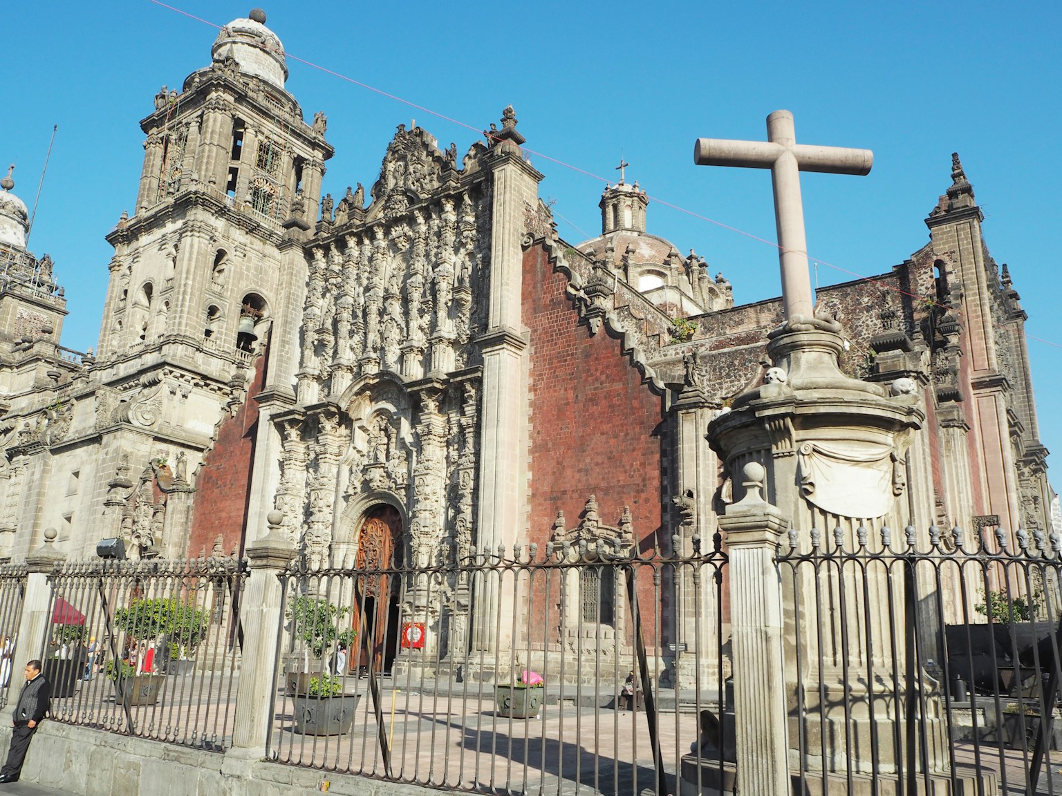 Vista esterna di una bella chiesa a Città del Messico con architettura impressionante e sculture storiche