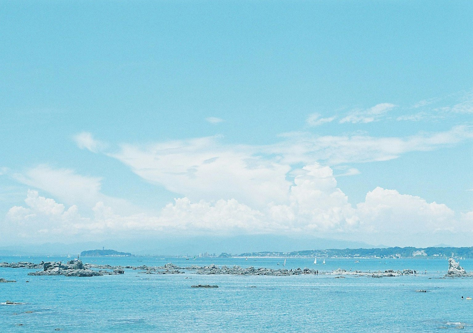 Panorama eines blauen Ozeans und Himmels mit Wolken