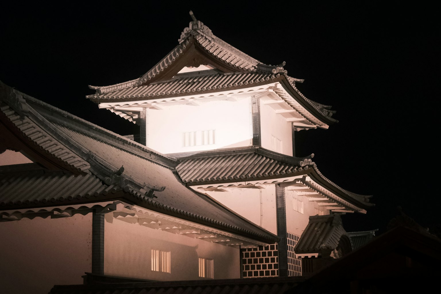 夜間照亮的傳統日本城堡的美麗景觀