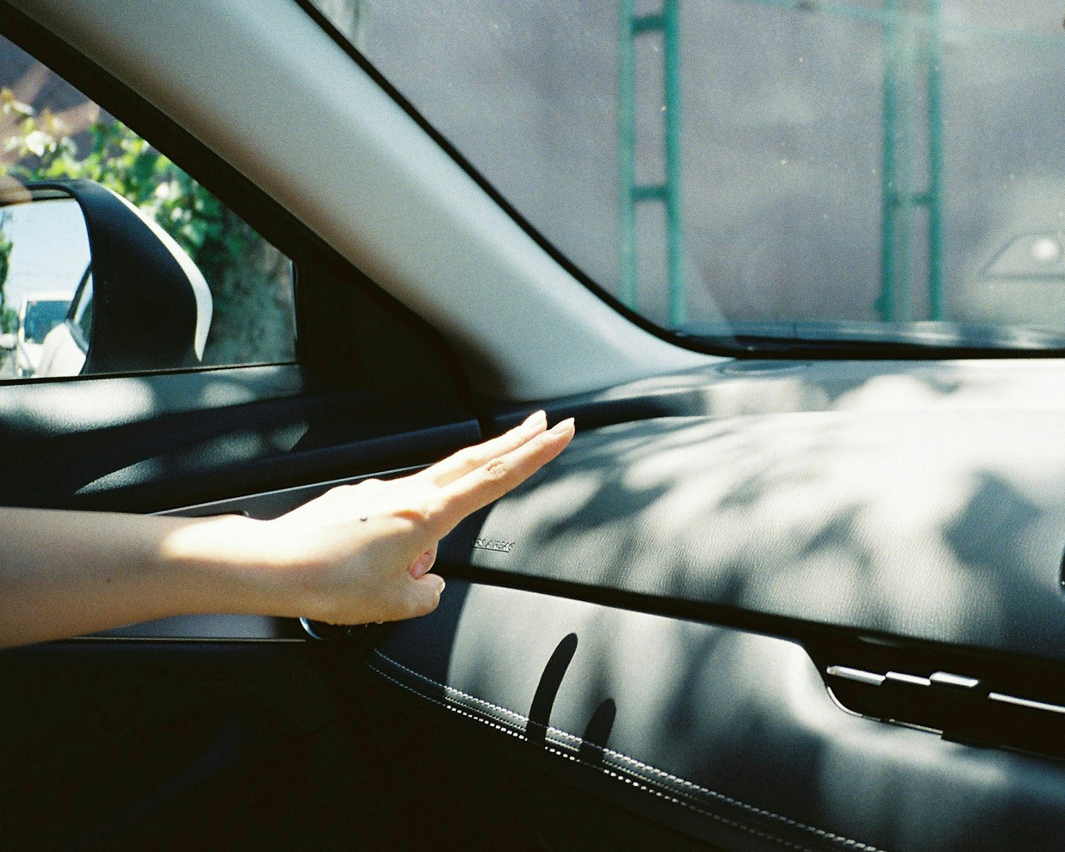 Mano sobre el tablero de un coche con luz suave