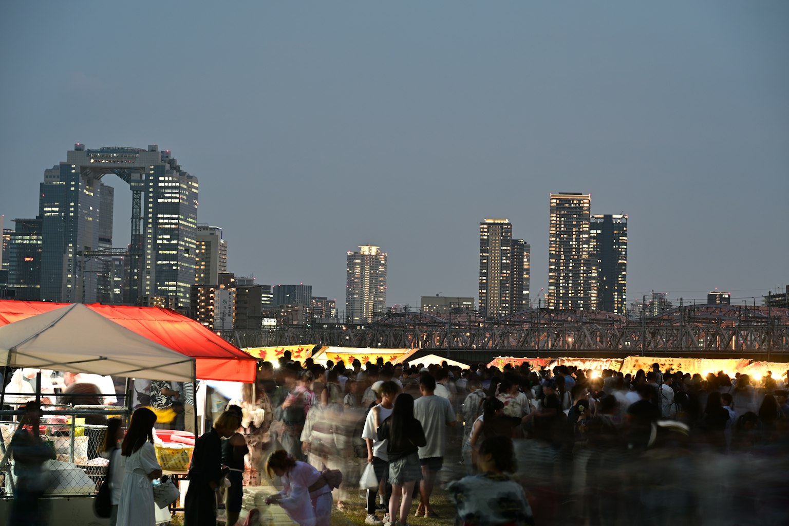 黃昏時分屋頂聚集的人群和食品攤位及城市天際線