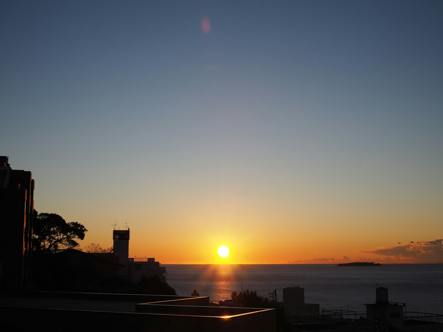 美丽的海上日落与渐变的天空