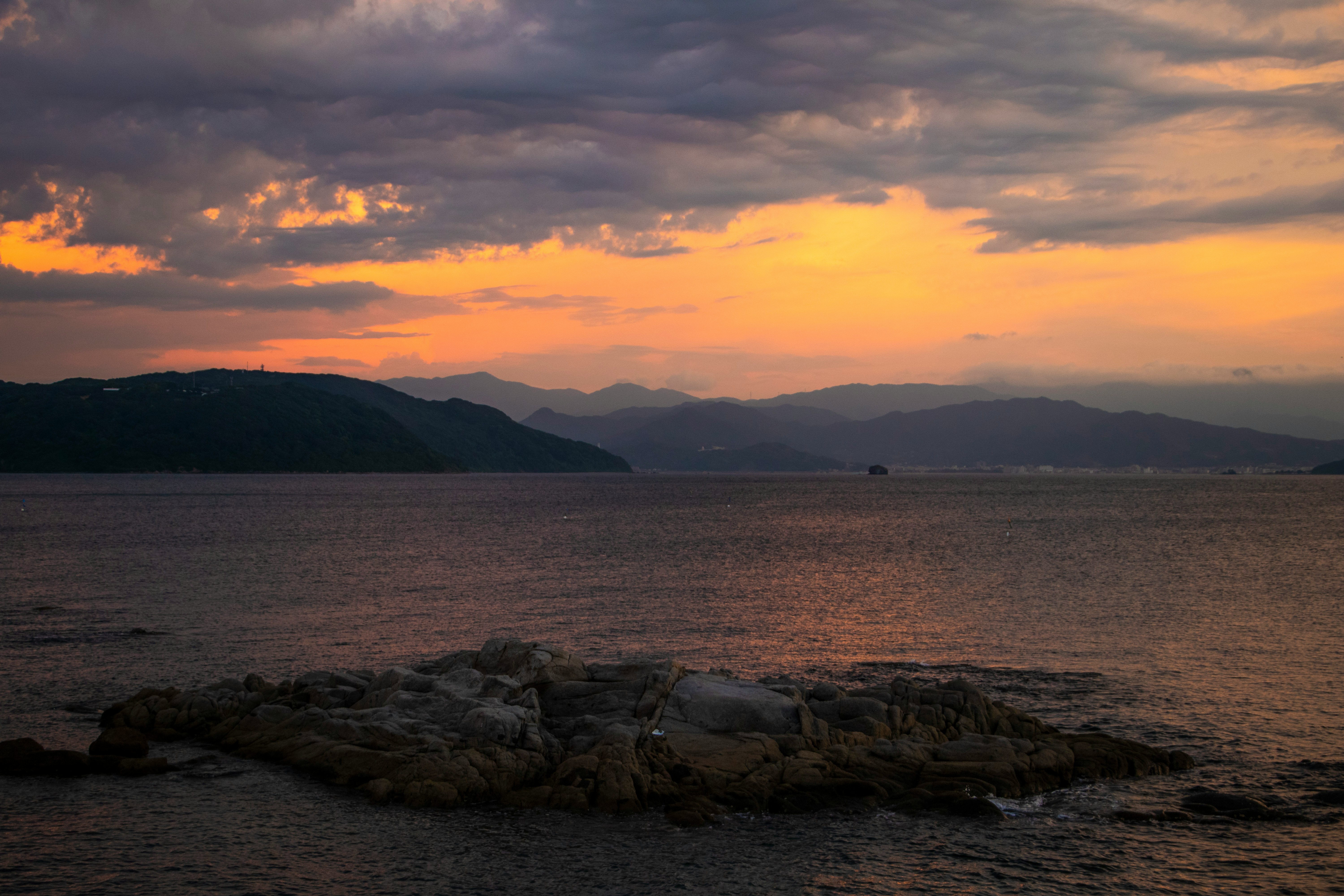 côte rocheuse et horizon au coucher du soleil