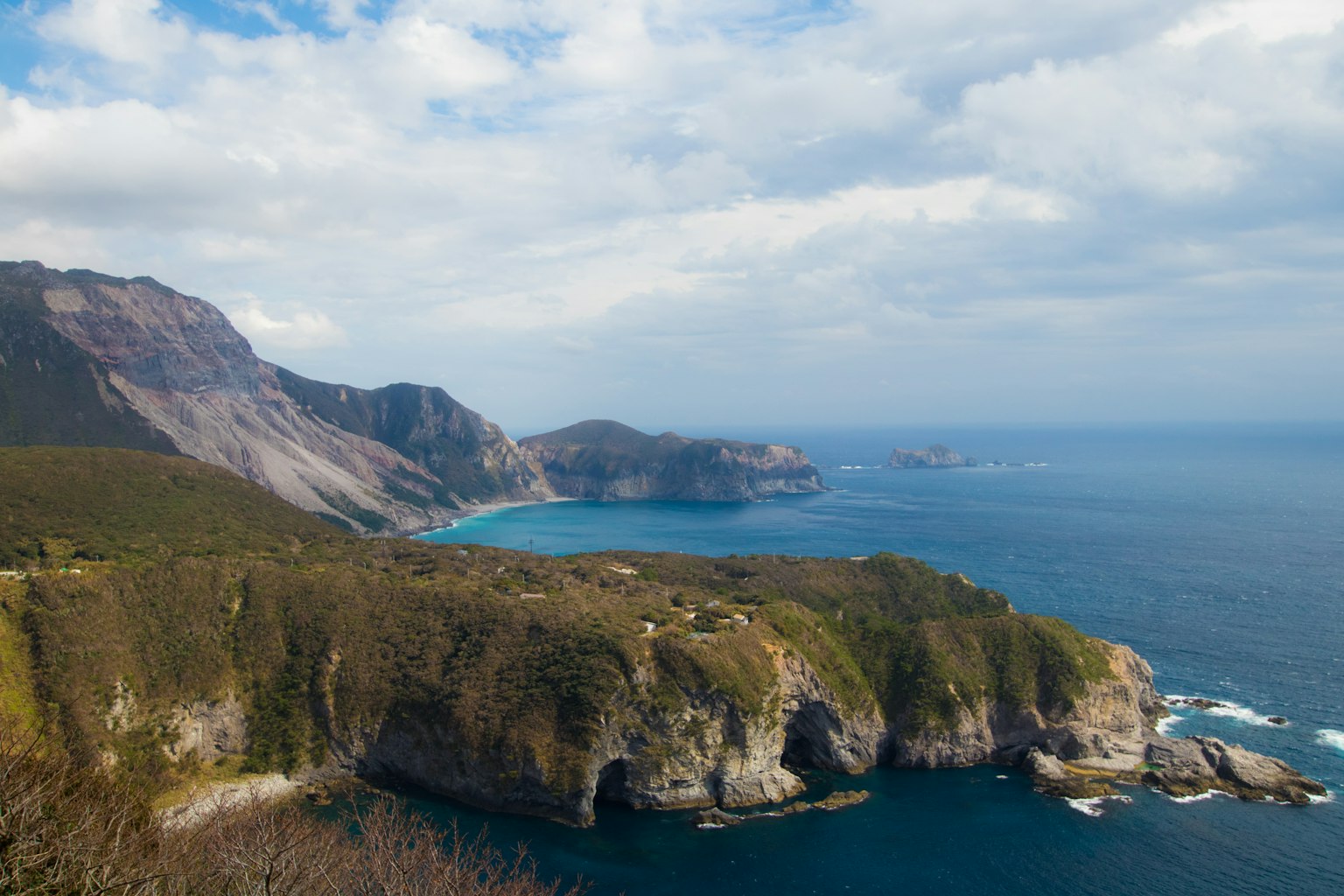 風景如畫的海岸線 藍色海洋和崎嶇懸崖 在多雲的天空下
