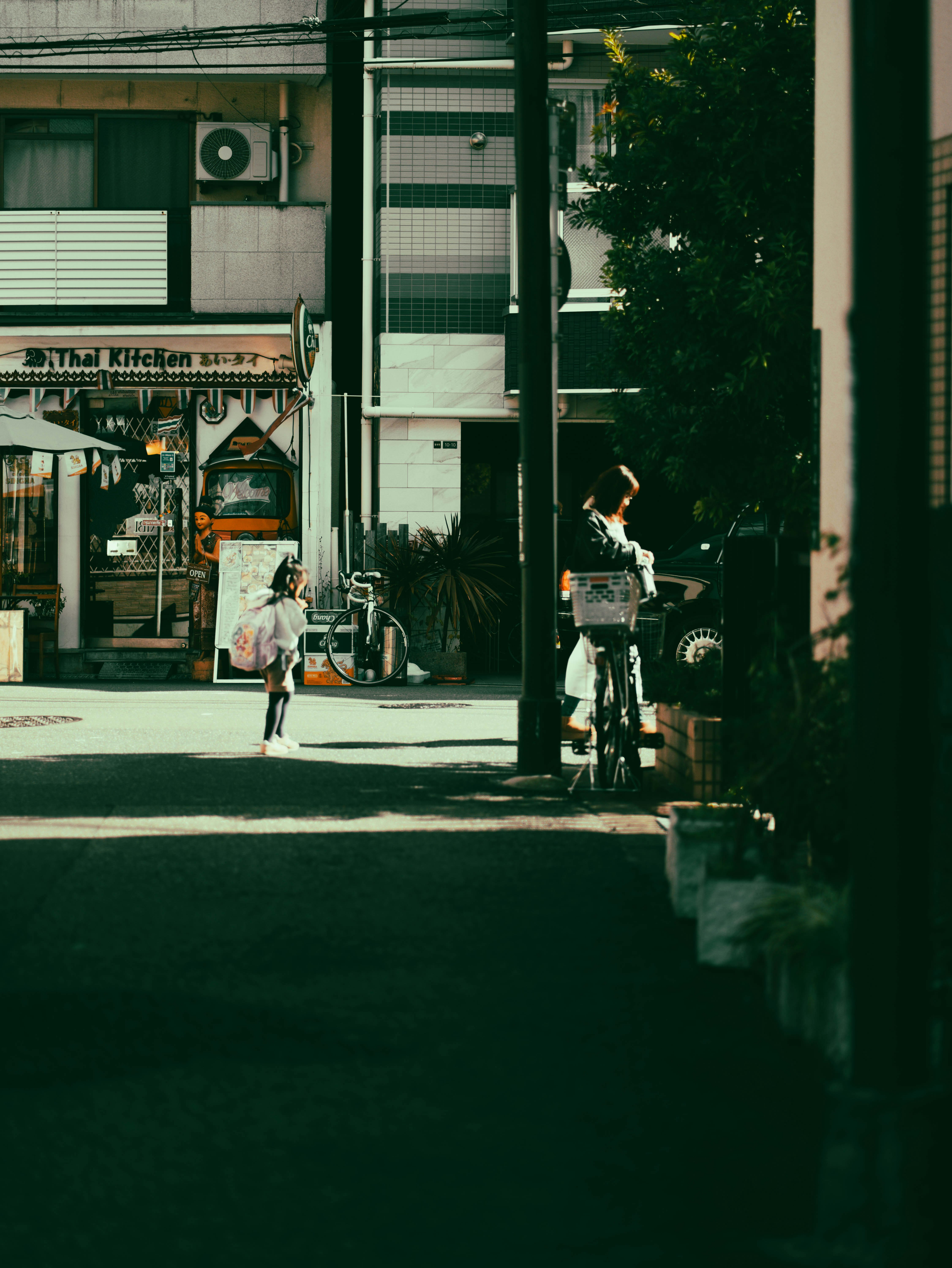 街角店鋪前的自行車與行人