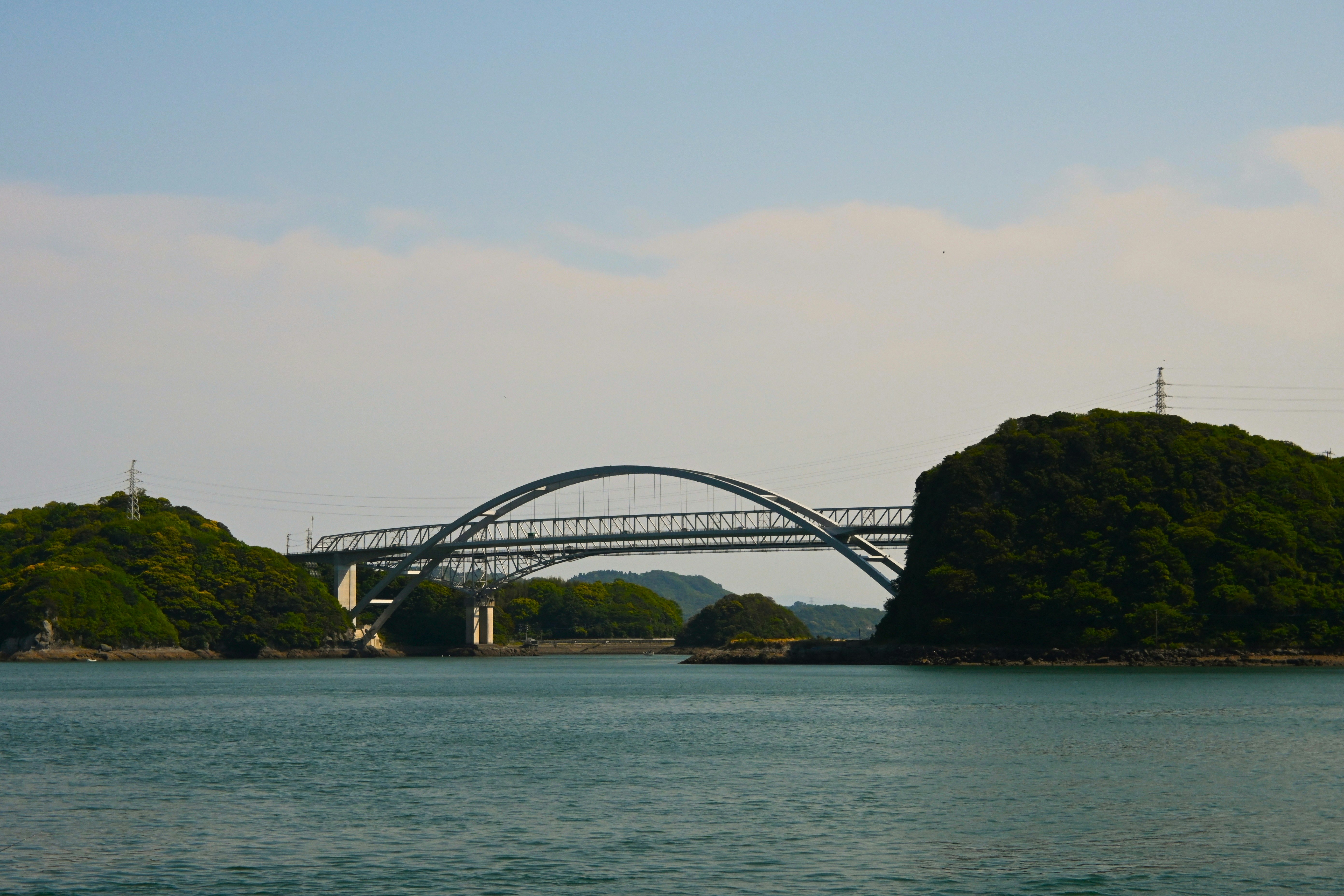 海上から望む白い橋と島々の風景