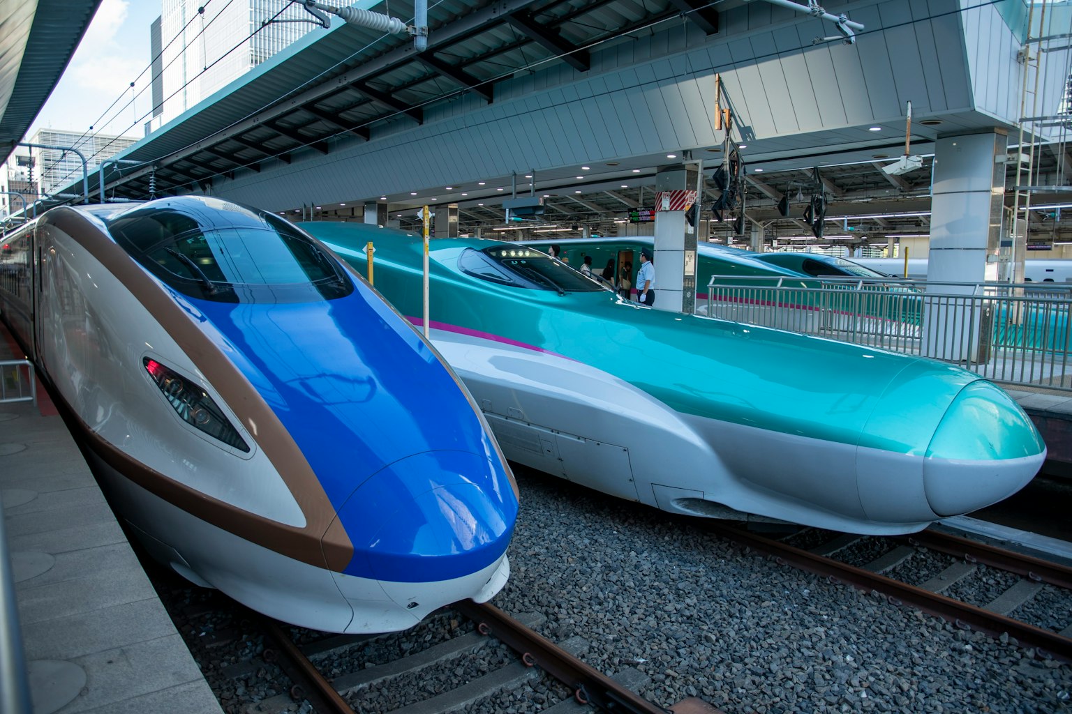 兩列新幹線列車在車站
