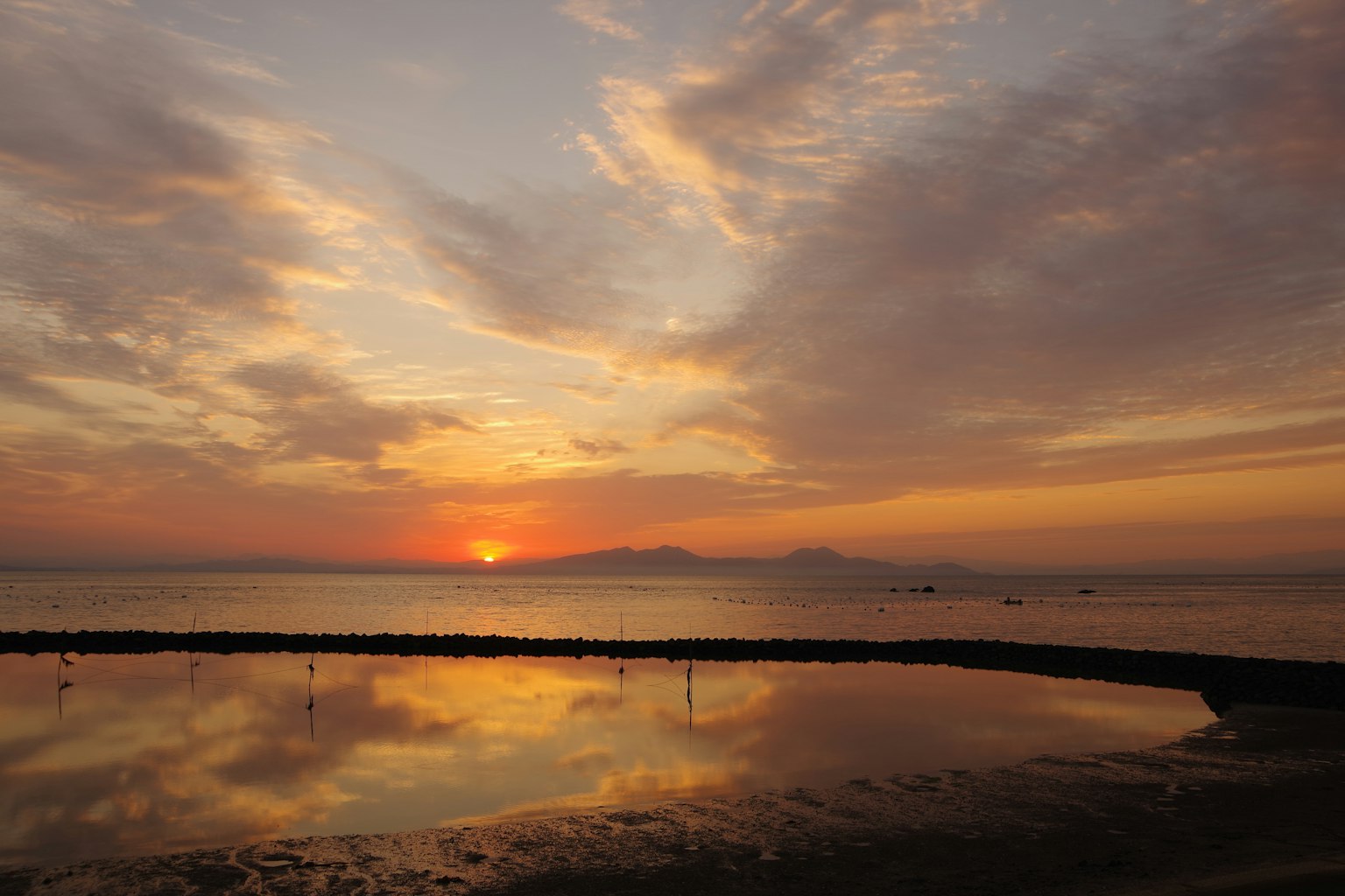 Tramonto panoramico sull'oceano con riflessi sull'acqua