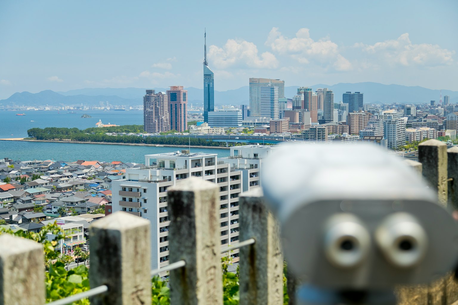 城市天际线俯瞰海洋和望远镜